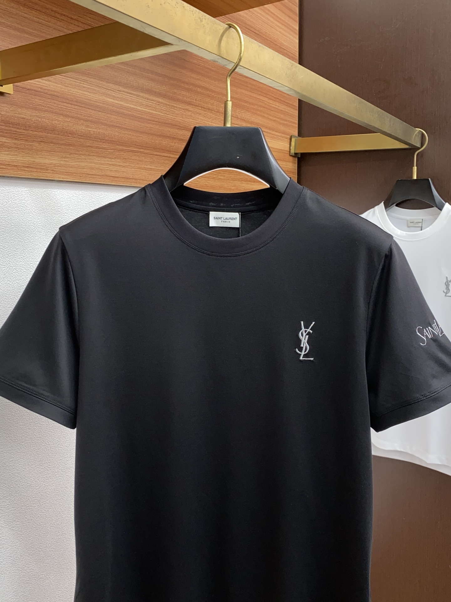  圣罗兰 2025春夏新款首发专柜最新款圆领短袖 高端订制 设计前卫时尚！品牌logo重工艺设计 高端定