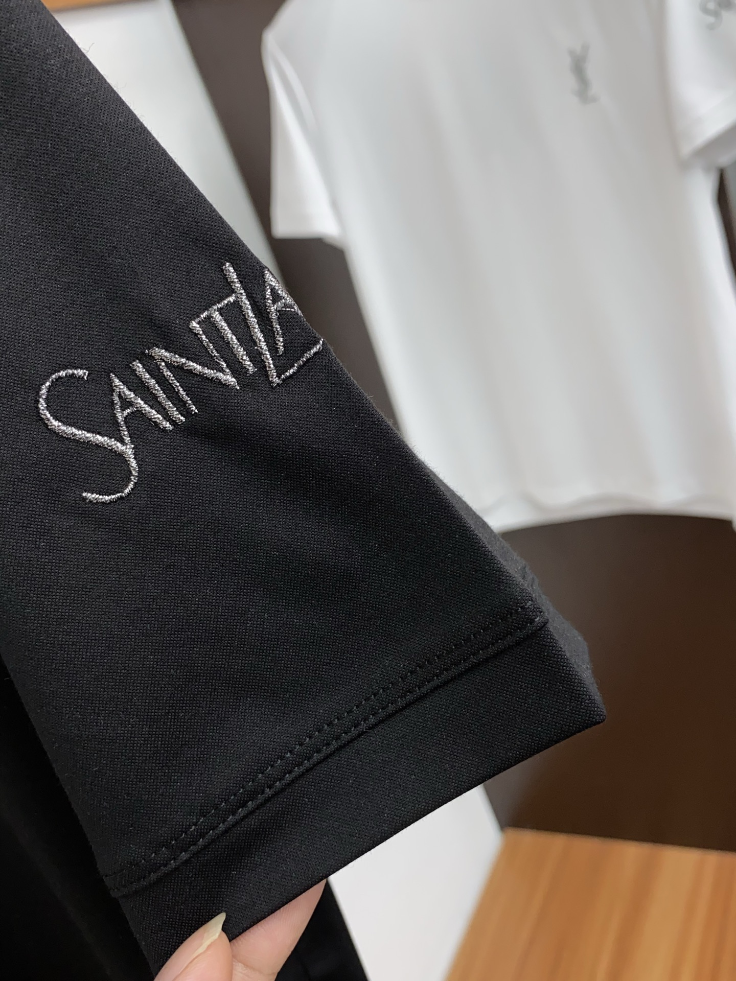  圣罗兰 2025春夏新款首发专柜最新款圆领短袖 高端订制 设计前卫时尚！品牌logo重工艺设计 高端定