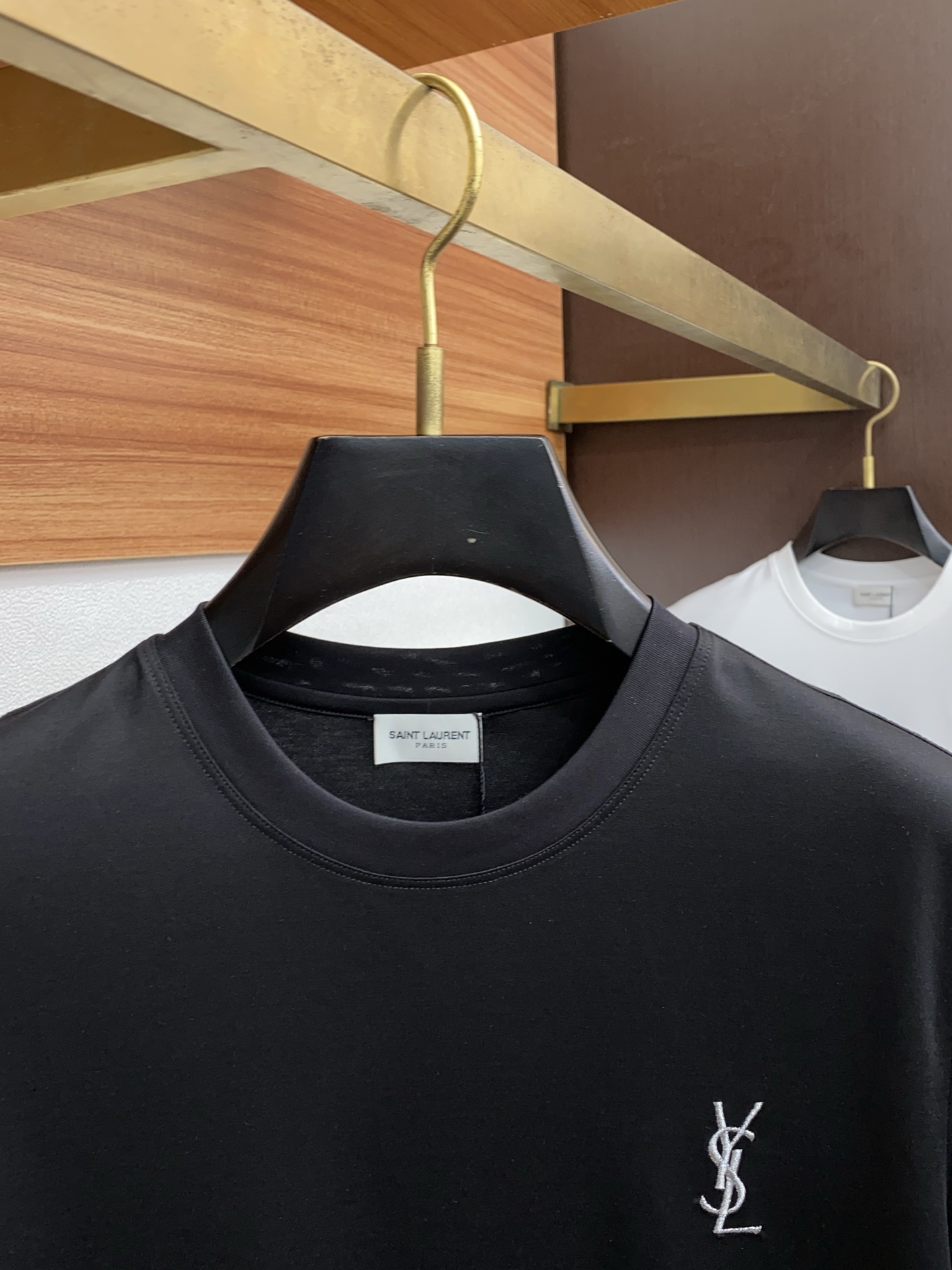  圣罗兰 2025春夏新款首发专柜最新款圆领短袖 高端订制 设计前卫时尚！品牌logo重工艺设计 高端定