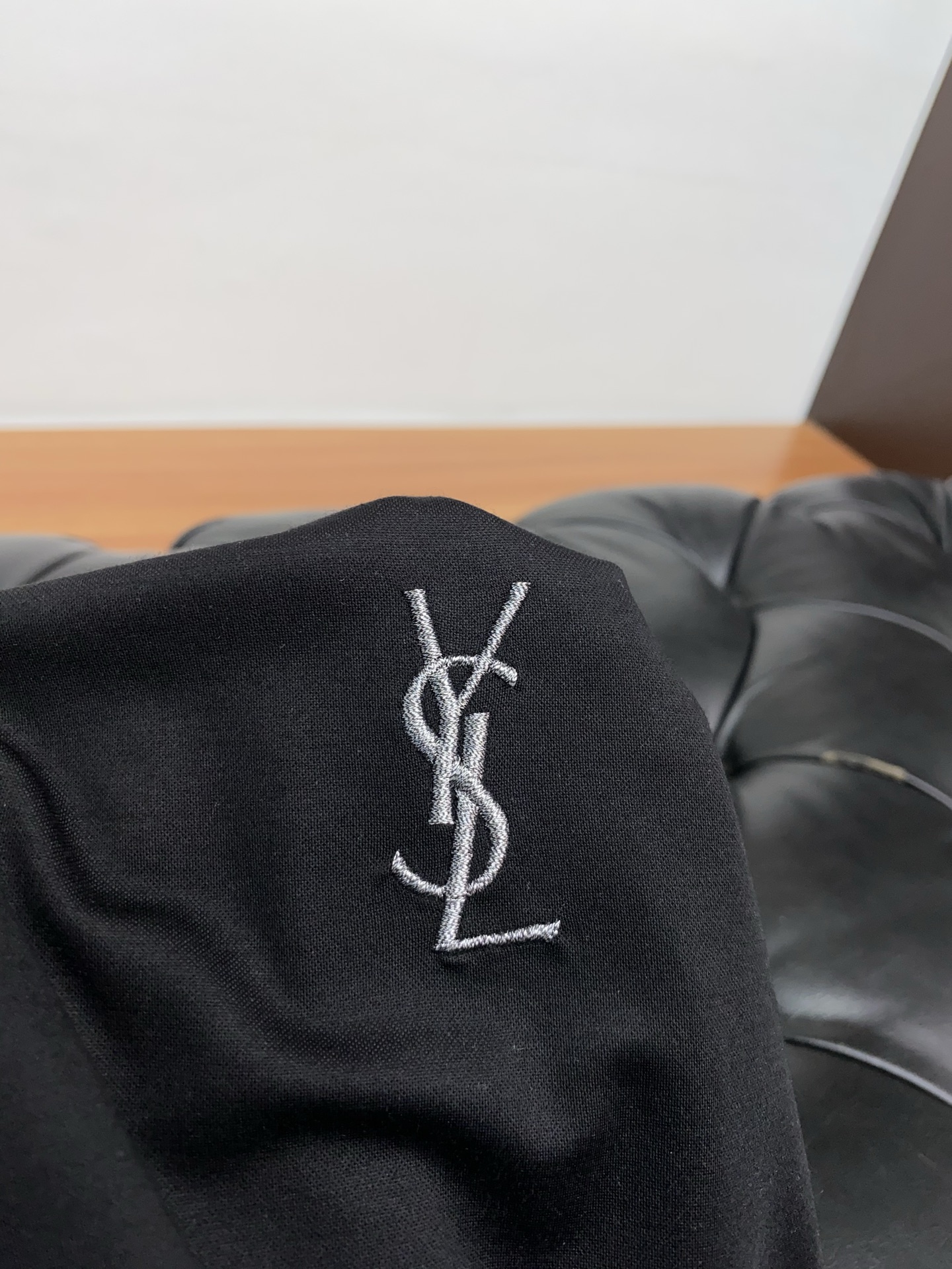  圣罗兰 2025春夏新款首发专柜最新款圆领短袖 高端订制 设计前卫时尚！品牌logo重工艺设计 高端定