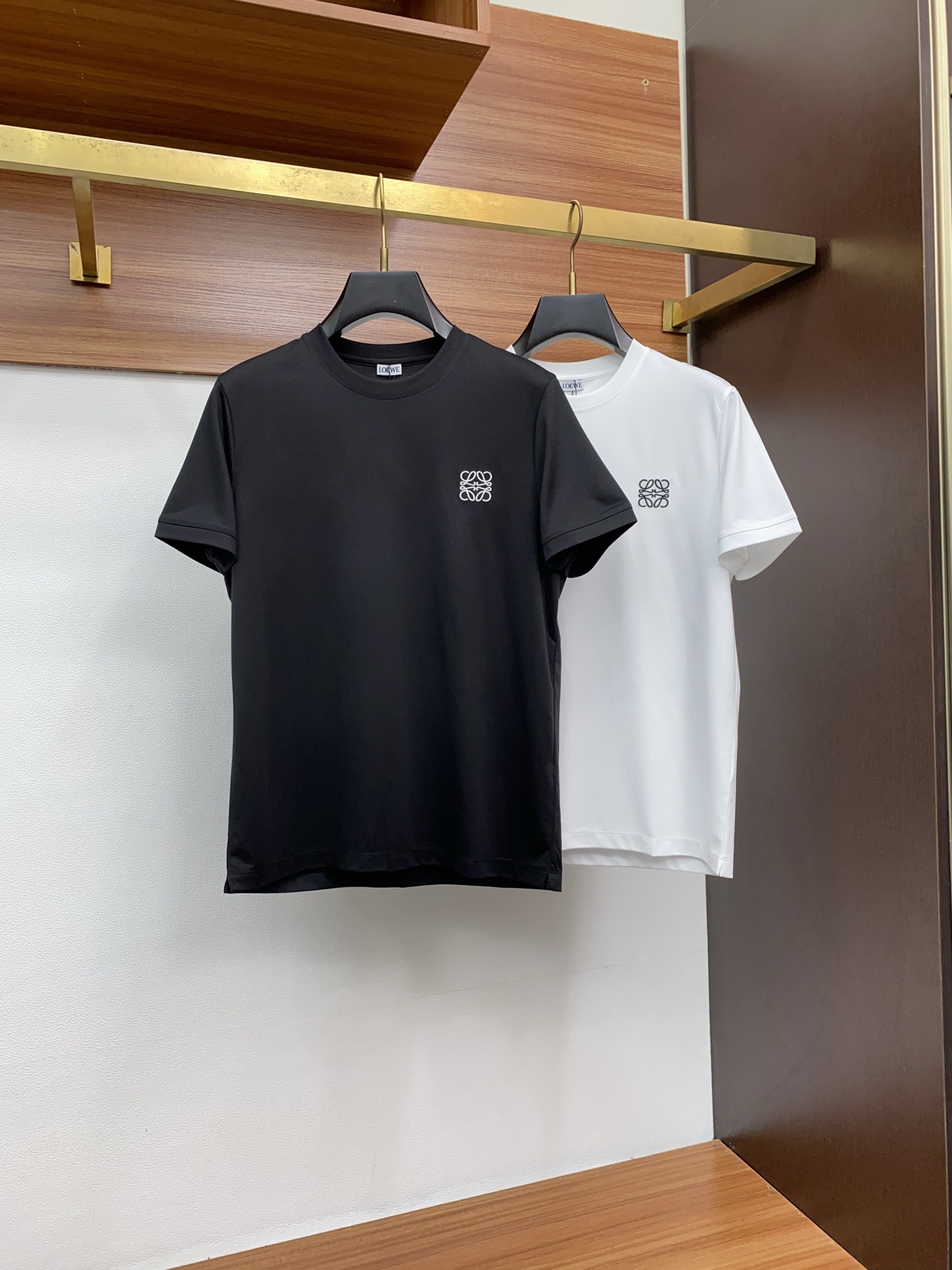 罗意威 2025春夏新款首发专柜最新款圆领短袖 高端订制 设计前卫时尚！品牌logo重工艺设计 高端定制