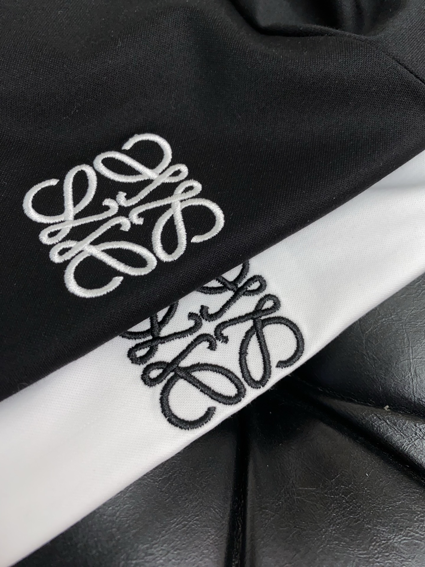 罗意威 2025春夏新款首发专柜最新款圆领短袖 高端订制 设计前卫时尚！品牌logo重工艺设计 高端定制