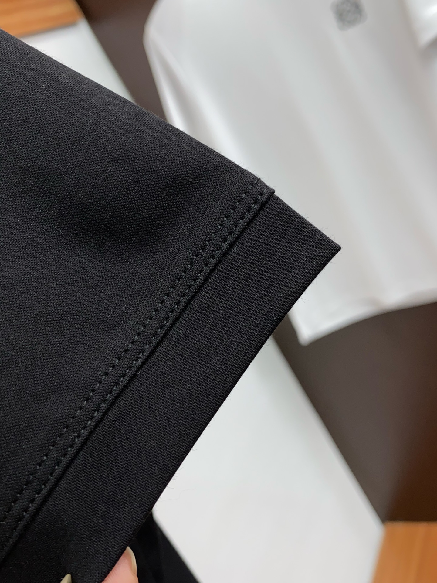 罗意威 2025春夏新款首发专柜最新款圆领短袖 高端订制 设计前卫时尚！品牌logo重工艺设计 高端定制