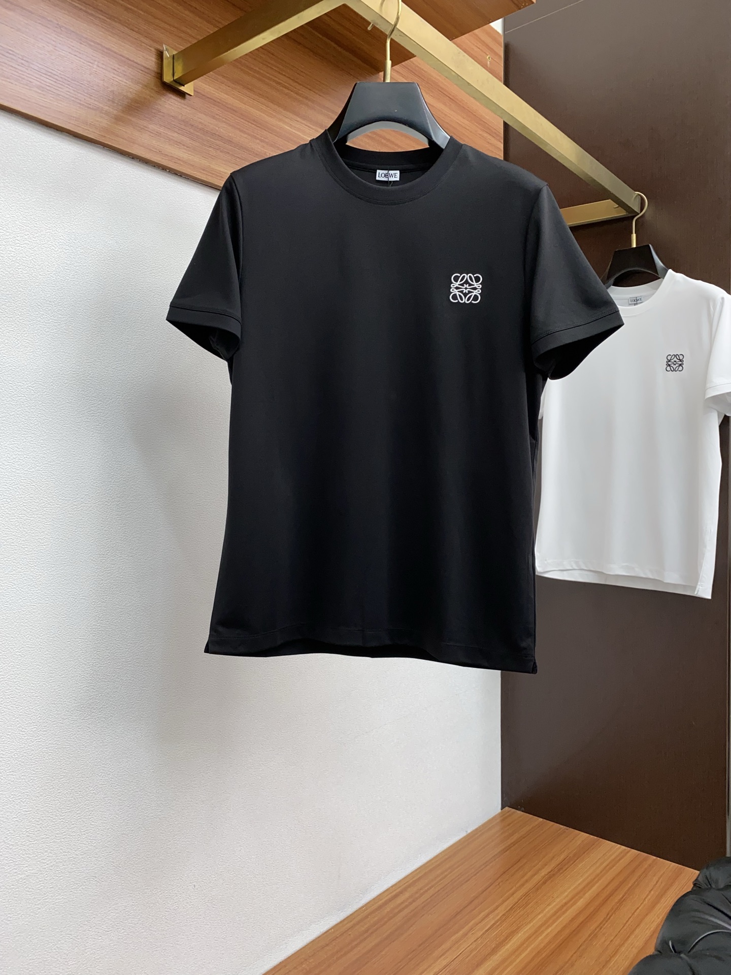 罗意威 2025春夏新款首发专柜最新款圆领短袖 高端订制 设计前卫时尚！品牌logo重工艺设计 高端定制