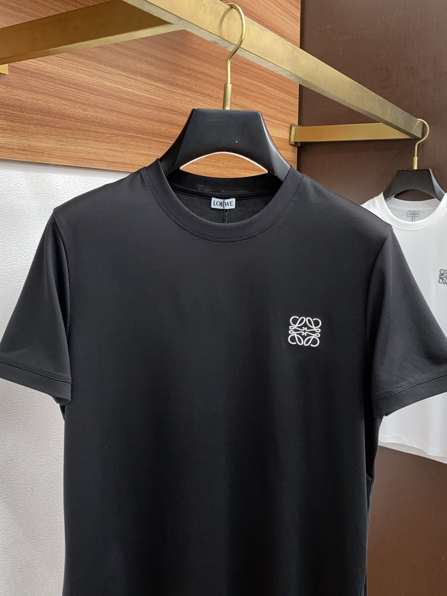 罗意威 2025春夏新款首发专柜最新款圆领短袖 高端订制 设计前卫时尚！品牌logo重工艺设计 高端定制