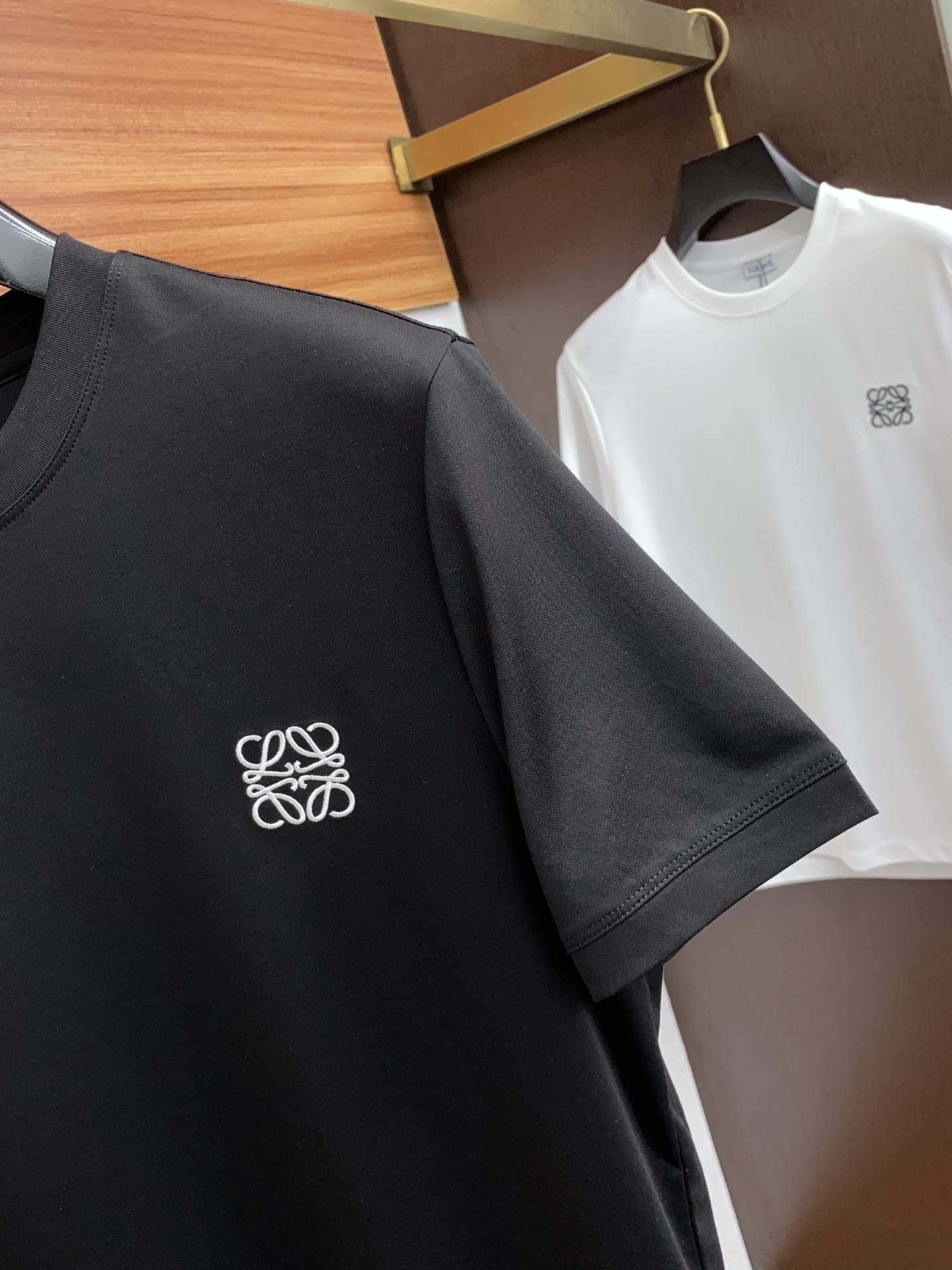 罗意威 2025春夏新款首发专柜最新款圆领短袖 高端订制 设计前卫时尚！品牌logo重工艺设计 高端定制