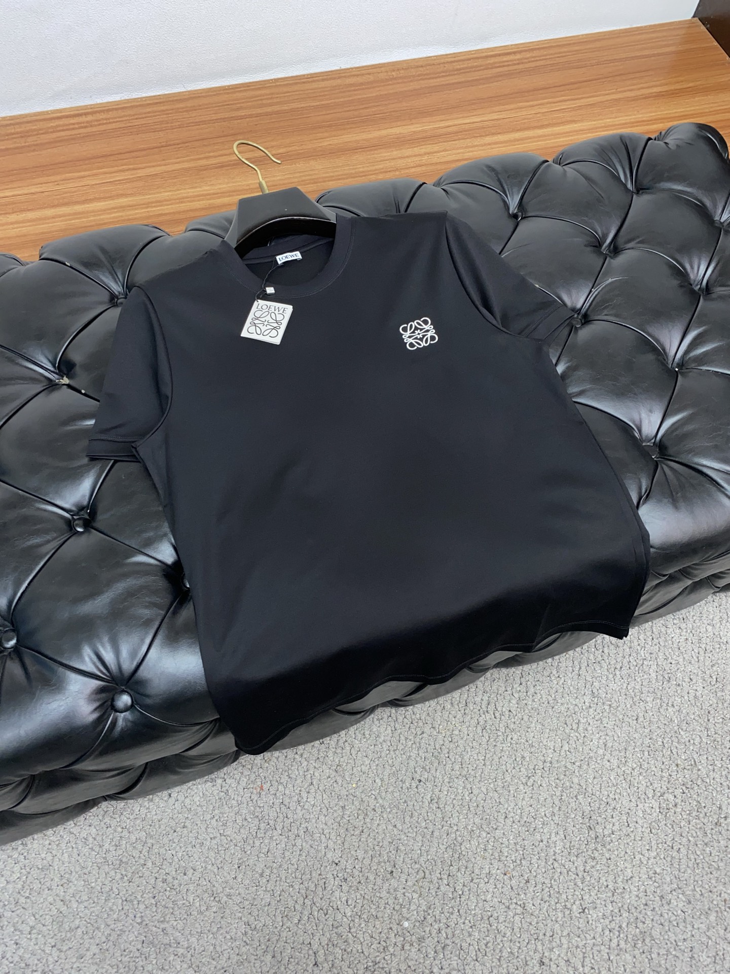 罗意威 2025春夏新款首发专柜最新款圆领短袖 高端订制 设计前卫时尚！品牌logo重工艺设计 高端定制