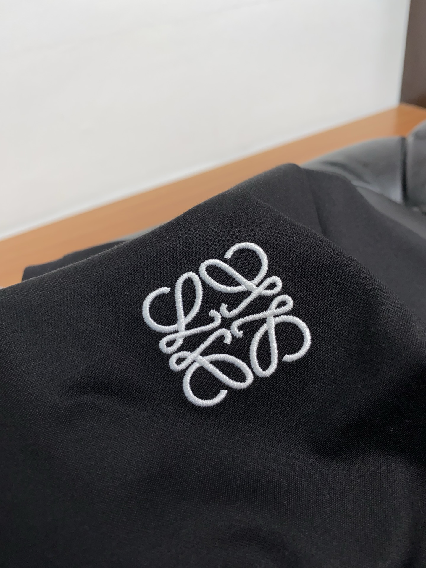 罗意威 2025春夏新款首发专柜最新款圆领短袖 高端订制 设计前卫时尚！品牌logo重工艺设计 高端定制