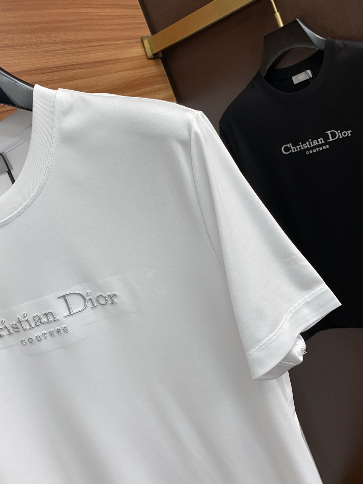  迪奥 2025春夏新款首发专柜最新款圆领短袖 高端订制 设计前卫时尚！品牌logo重工艺设计 高端定制