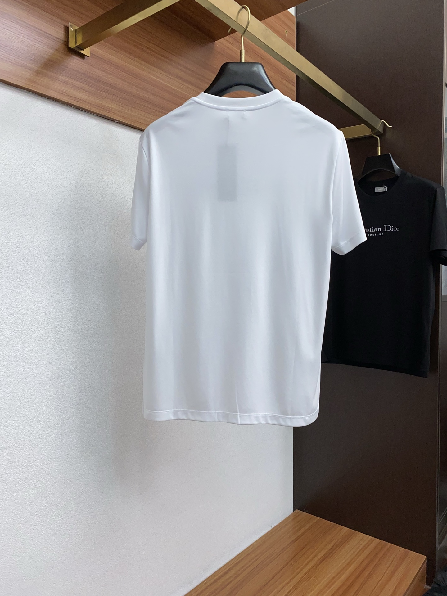 迪奥 2025春夏新款首发专柜最新款圆领短袖 高端订制 设计前卫时尚！品牌logo重工艺设计 高端定制