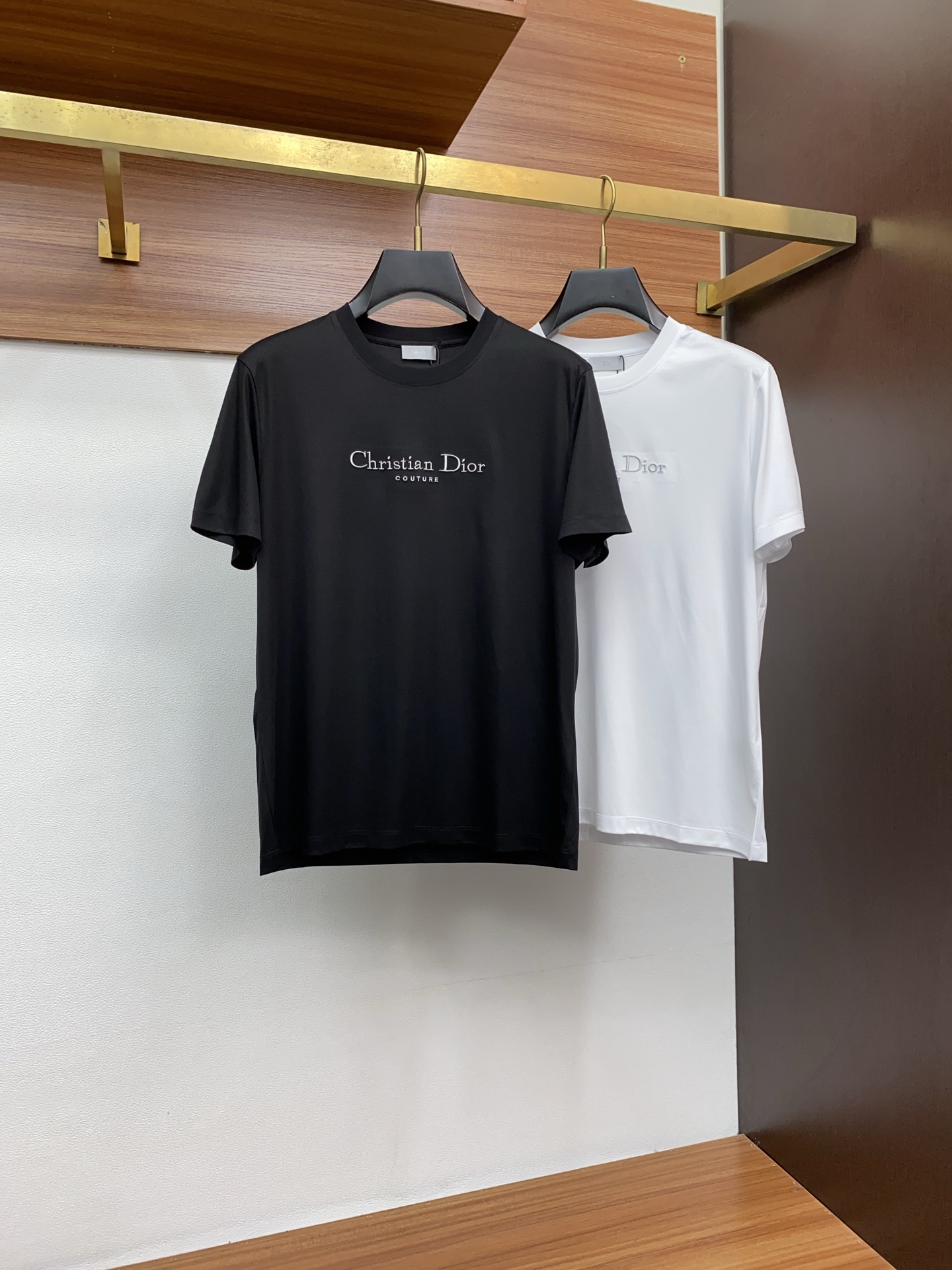  迪奥 2025春夏新款首发专柜最新款圆领短袖 高端订制 设计前卫时尚！品牌logo重工艺设计 高端定制