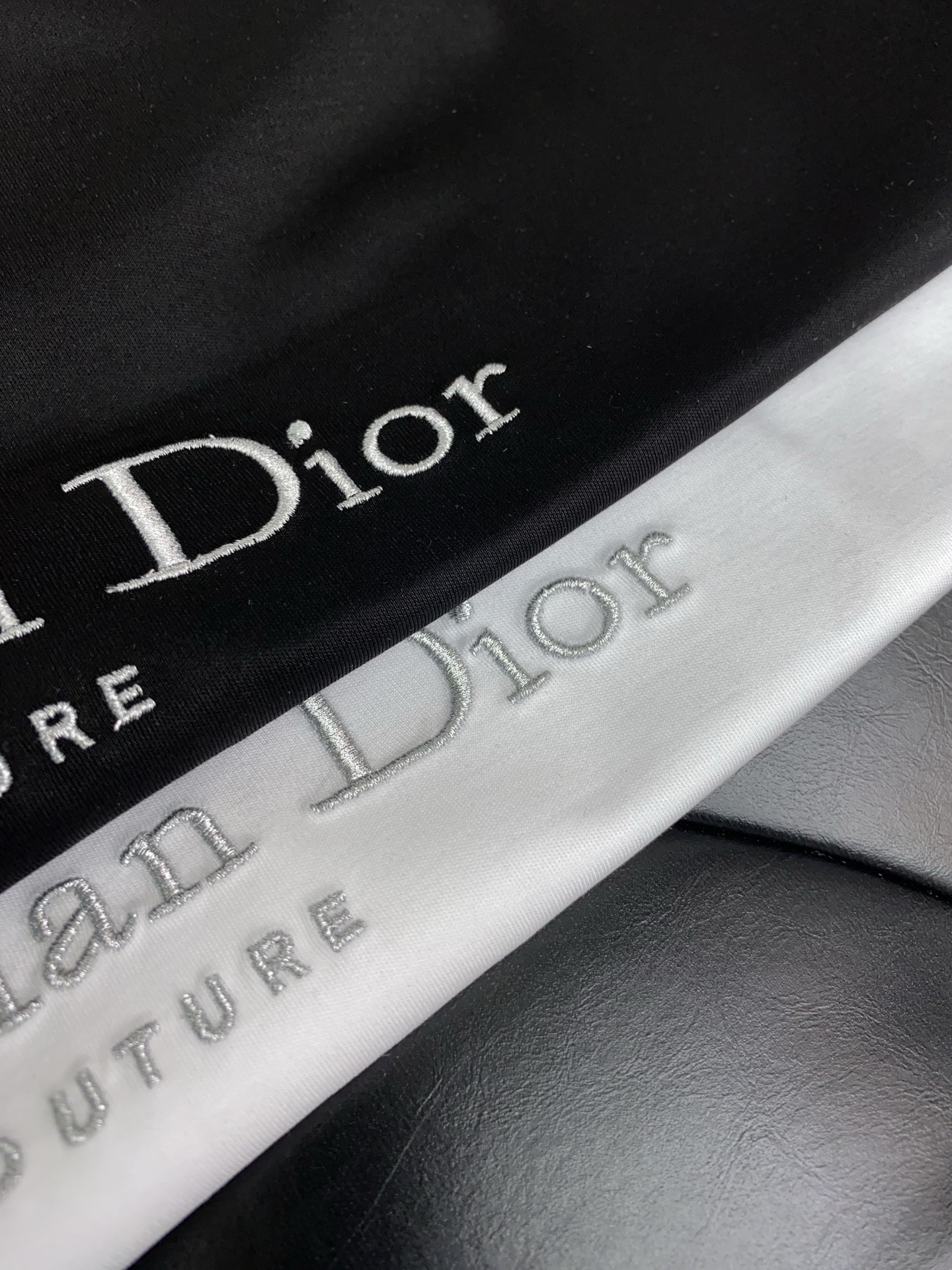  迪奥 2025春夏新款首发专柜最新款圆领短袖 高端订制 设计前卫时尚！品牌logo重工艺设计 高端定制