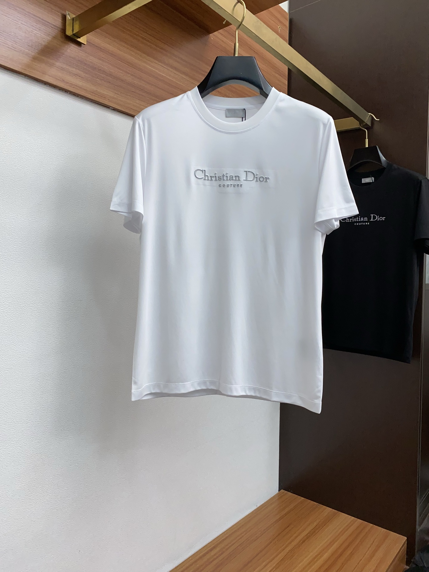  迪奥 2025春夏新款首发专柜最新款圆领短袖 高端订制 设计前卫时尚！品牌logo重工艺设计 高端定制