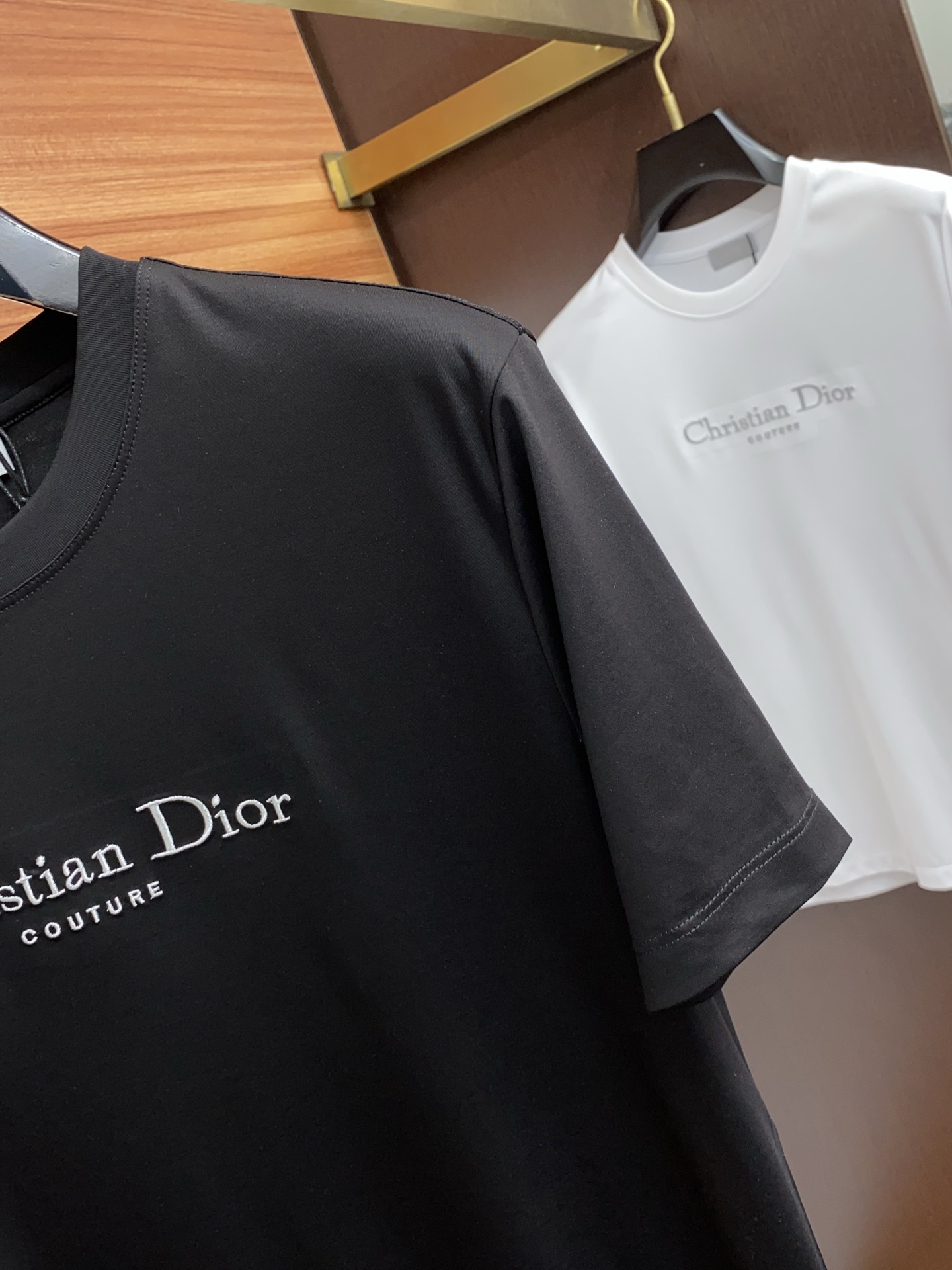  迪奥 2025春夏新款首发专柜最新款圆领短袖 高端订制 设计前卫时尚！品牌logo重工艺设计 高端定制
