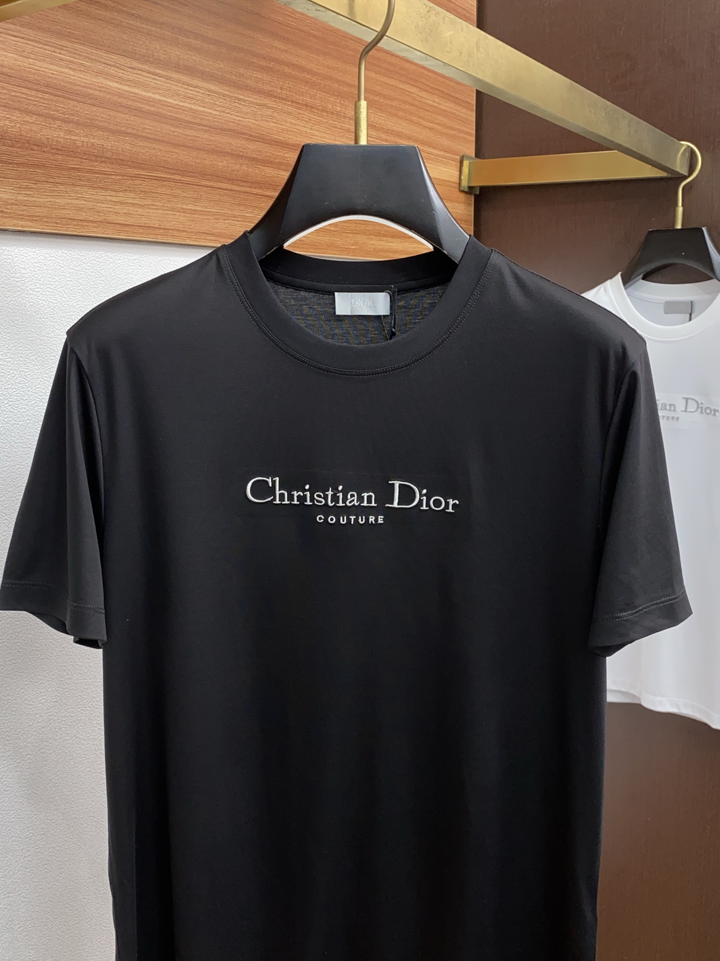  迪奥 2025春夏新款首发专柜最新款圆领短袖 高端订制 设计前卫时尚！品牌logo重工艺设计 高端定制
