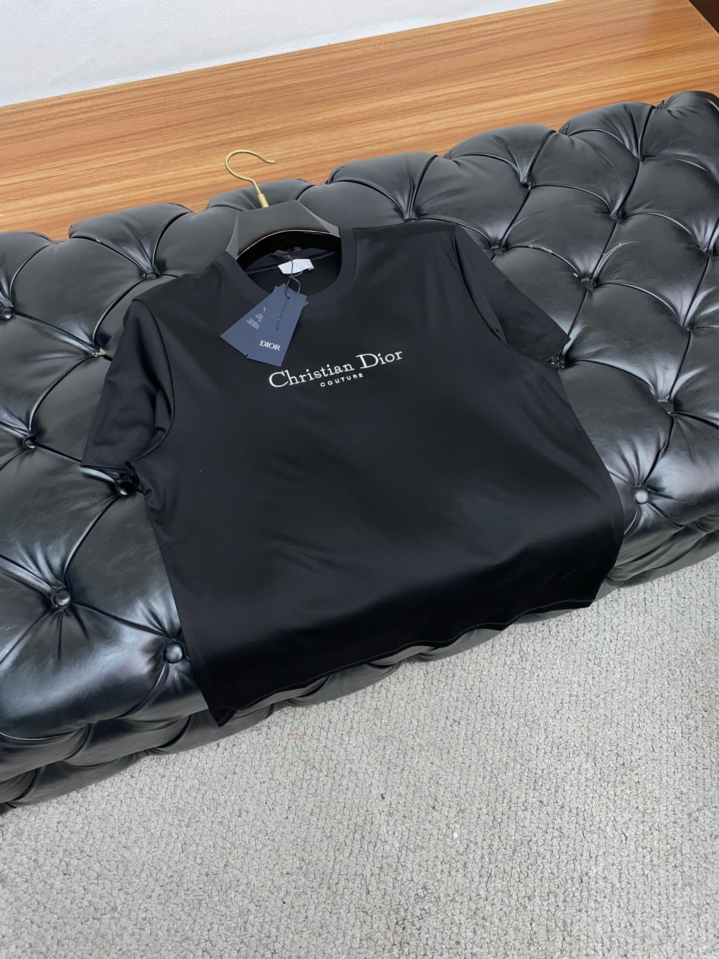  迪奥 2025春夏新款首发专柜最新款圆领短袖 高端订制 设计前卫时尚！品牌logo重工艺设计 高端定制