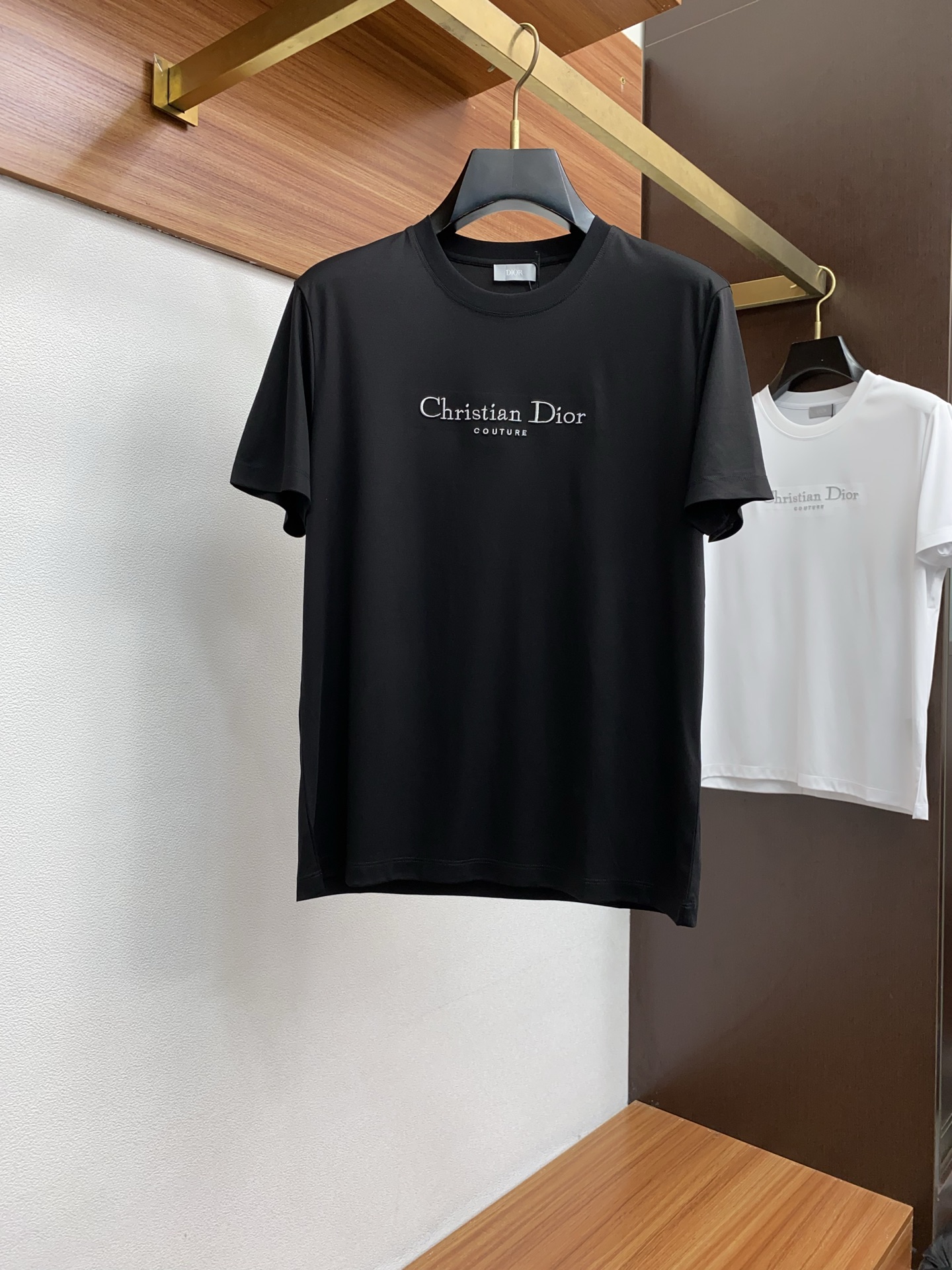  迪奥 2025春夏新款首发专柜最新款圆领短袖 高端订制 设计前卫时尚！品牌logo重工艺设计 高端定制