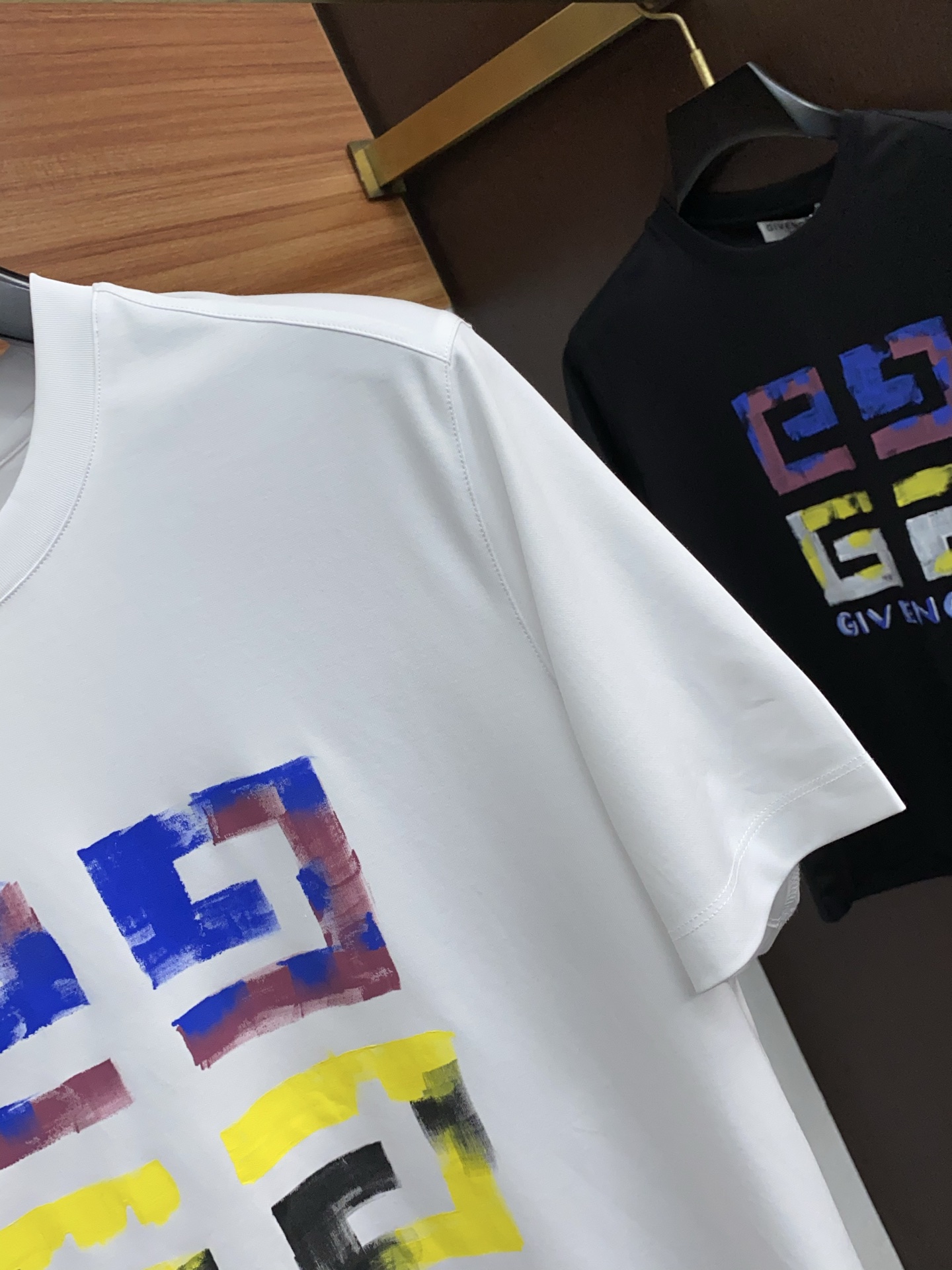  罗意威 2025春夏新款首发专柜最新款圆领短袖 高端订制 设计前卫时尚！品牌logo重工艺设计 高端定