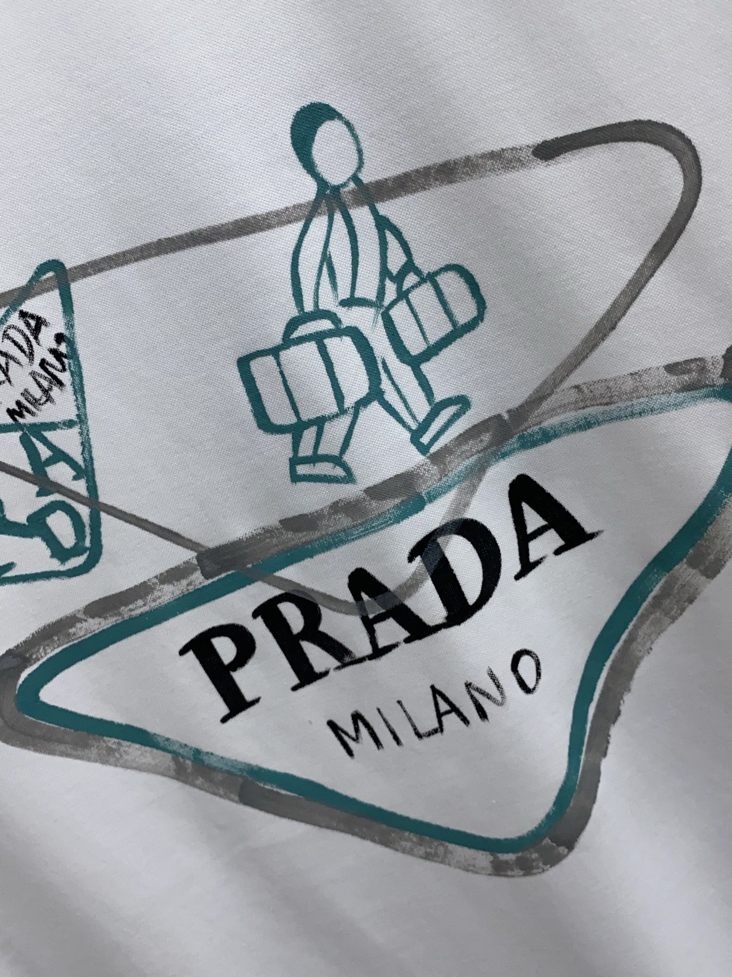 普拉达 2025春夏新款首发专柜最新款圆领短袖 高端订制 设计前卫时尚！品牌logo重工艺设计 高端定制