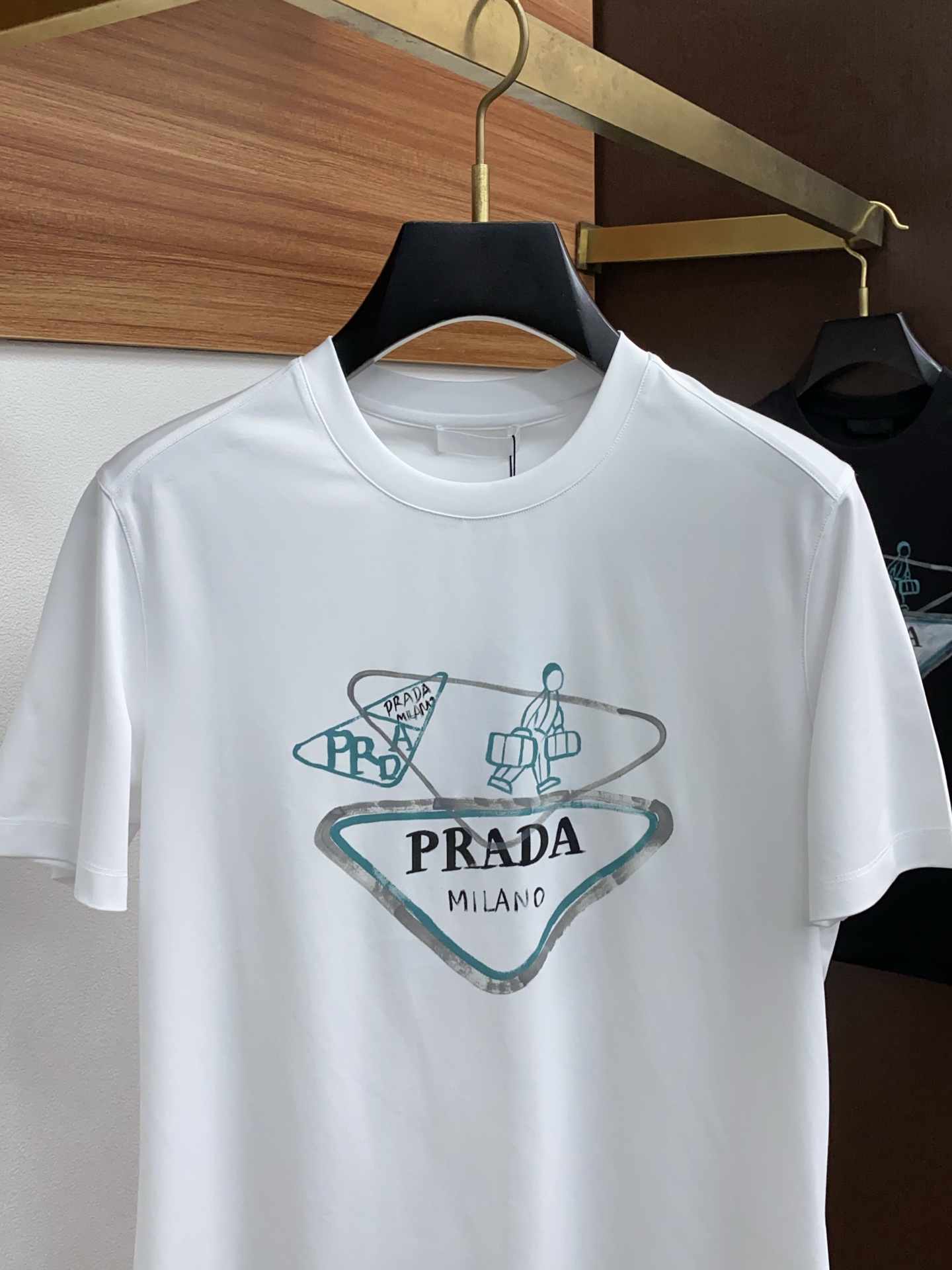 普拉达 2025春夏新款首发专柜最新款圆领短袖 高端订制 设计前卫时尚！品牌logo重工艺设计 高端定制