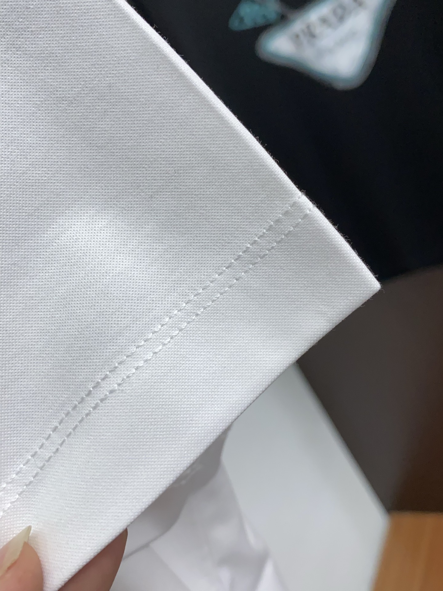 普拉达 2025春夏新款首发专柜最新款圆领短袖 高端订制 设计前卫时尚！品牌logo重工艺设计 高端定制