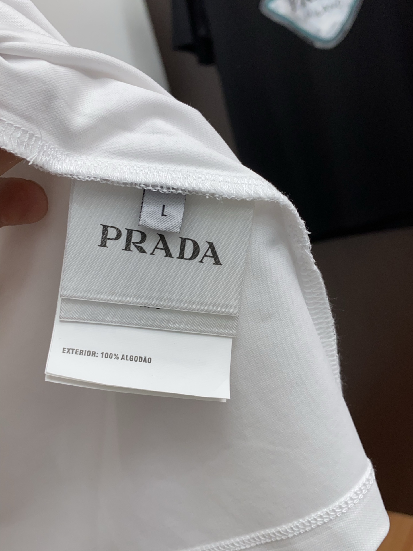 普拉达 2025春夏新款首发专柜最新款圆领短袖 高端订制 设计前卫时尚！品牌logo重工艺设计 高端定制