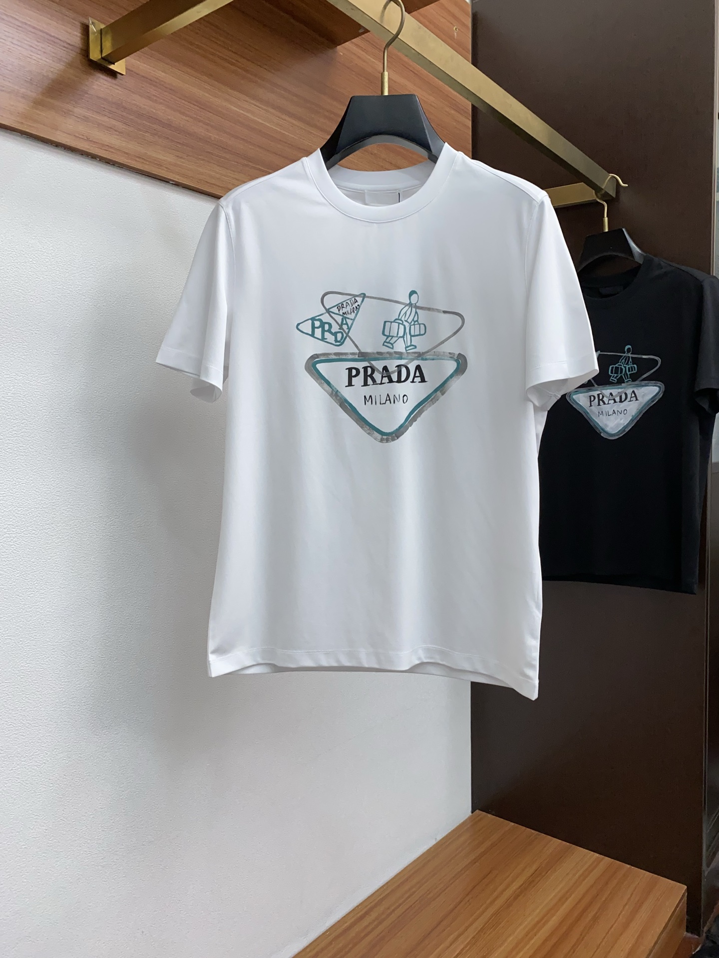 NO:488854,Prada 2025 spring and summer new styles are the latest round neck short sleeves in the counter, high-end customization, avant-garde and fashionable design!  Brand logo heavy craft design, high-end customized 100 double-sided mercerated cotton fabric, soft feel, comfortable to wear, exquisite counter-level car line, fine workmanship, invincible and handsome upper body effect!  A must-have item for handsome men!  Code number M-3xL, prada, T-shirt, alexander wang19860909普拉达 2025春夏新款首发专柜最新款圆领短袖 高端订制 设计前卫时尚！品牌logo重工艺设计 高端定制100支双面丝光棉面料.手感柔软.穿着舒适.专柜级别精致车线.做工精细.上身效果无敌帅气！型男必备单品！码数M-3xL,,prada,T-shirt,alexander wang,Men's clothing