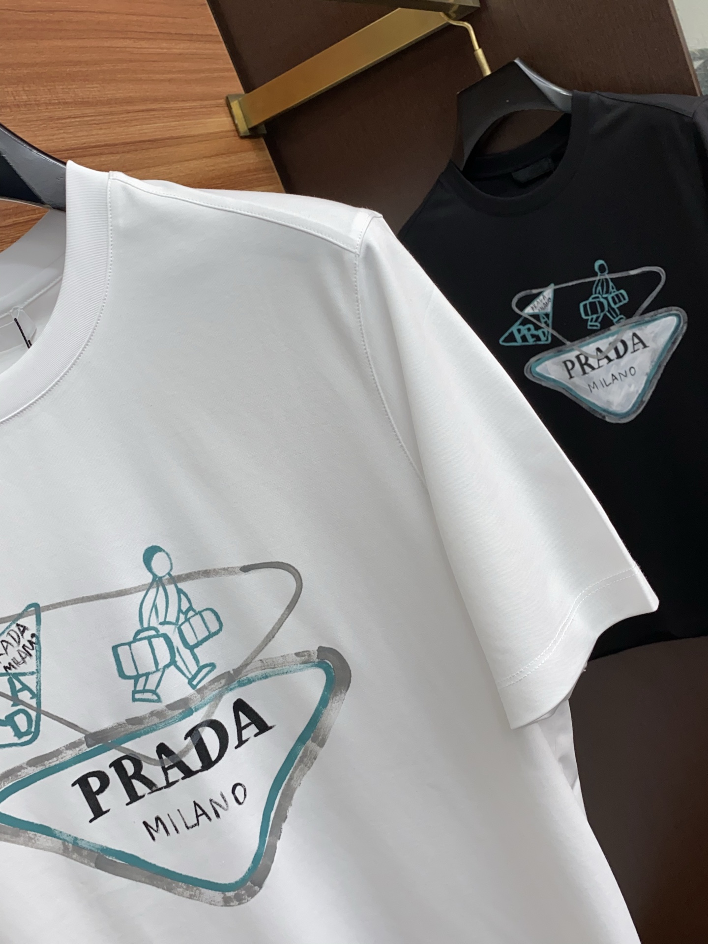 普拉达 2025春夏新款首发专柜最新款圆领短袖 高端订制 设计前卫时尚！品牌logo重工艺设计 高端定制