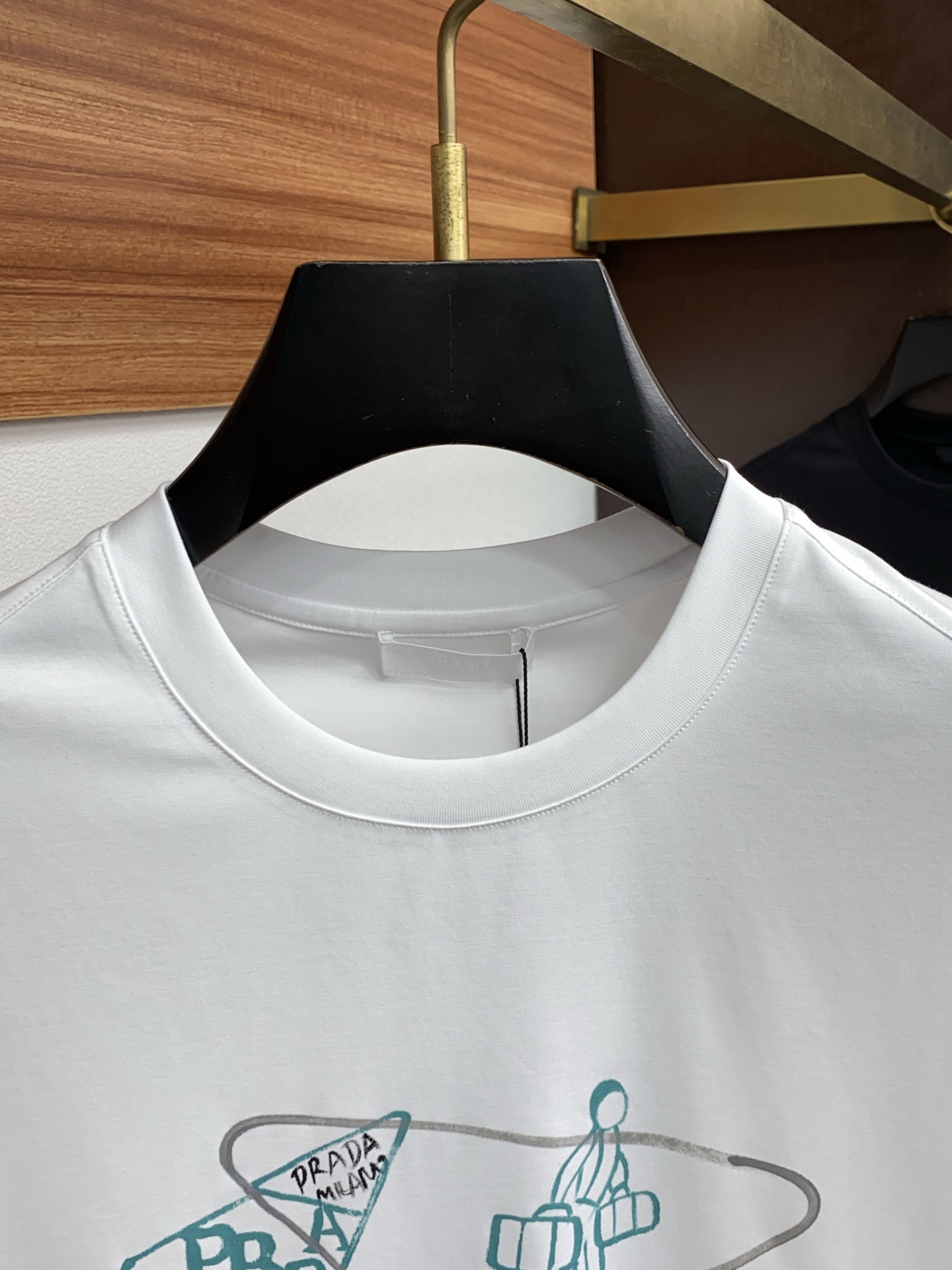 普拉达 2025春夏新款首发专柜最新款圆领短袖 高端订制 设计前卫时尚！品牌logo重工艺设计 高端定制