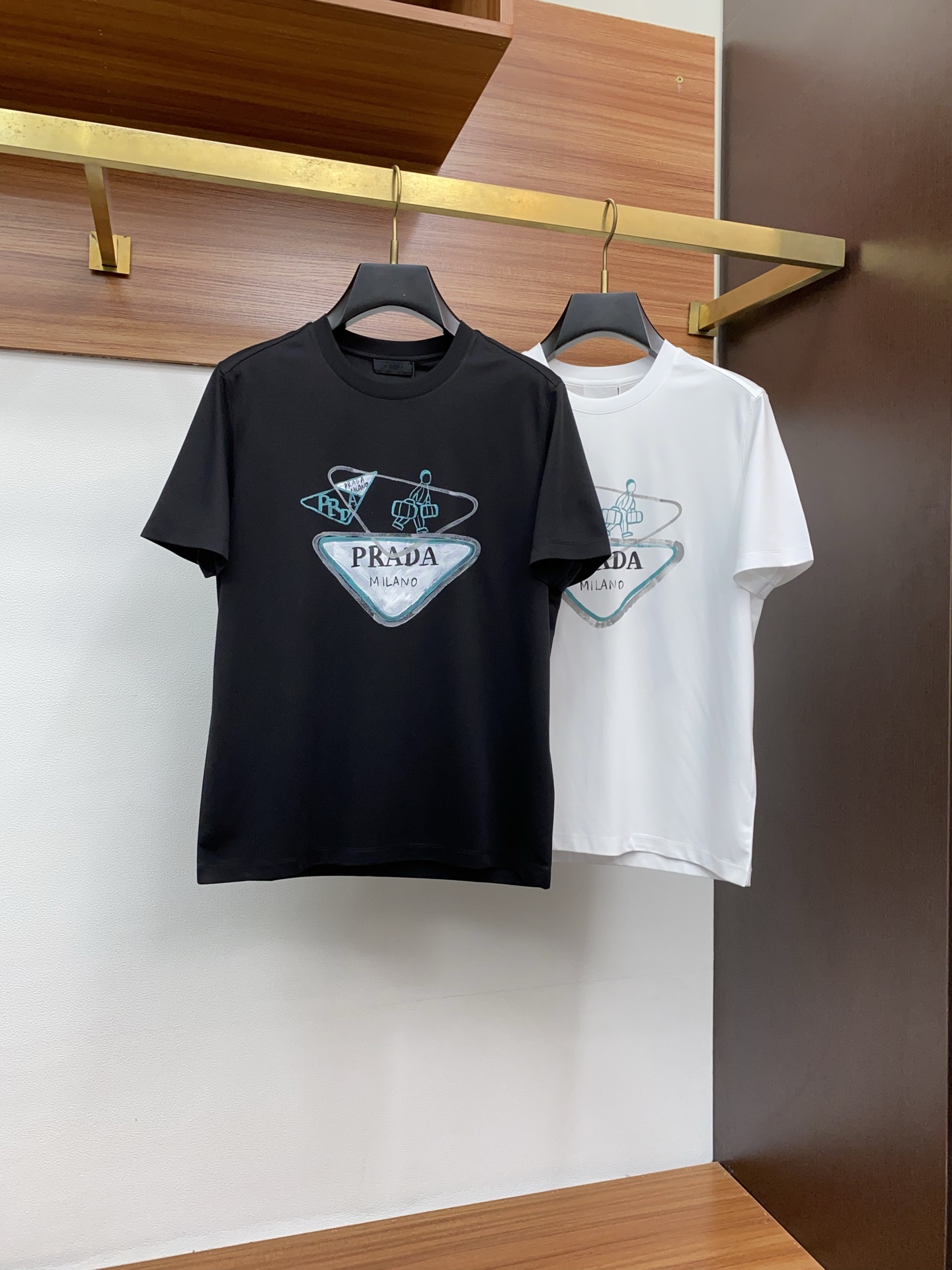 普拉达 2025春夏新款首发专柜最新款圆领短袖 高端订制 设计前卫时尚！品牌logo重工艺设计 高端定制