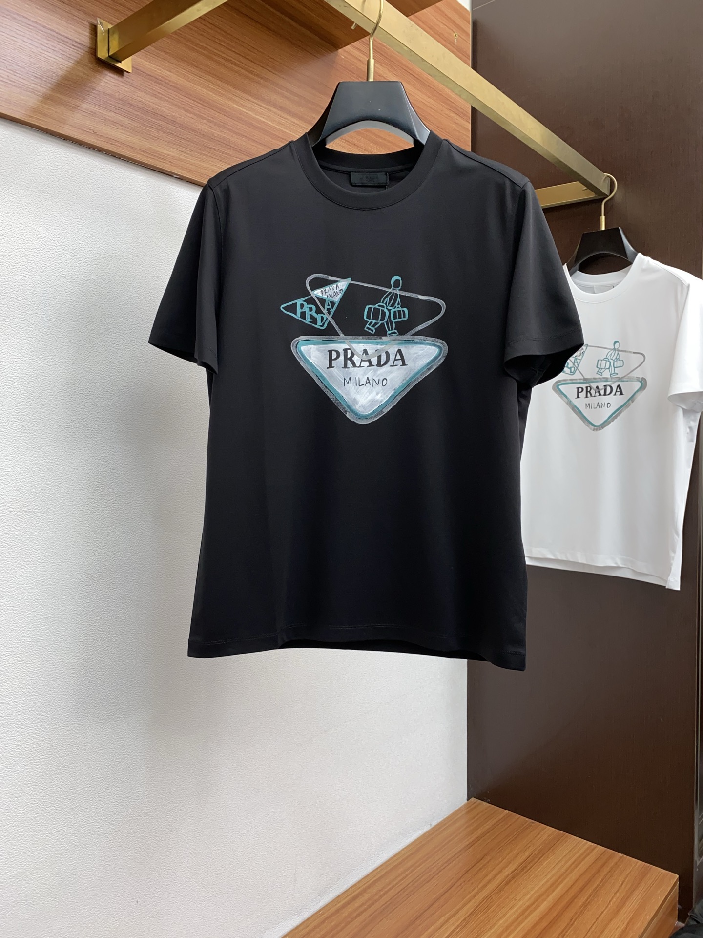 普拉达 2025春夏新款首发专柜最新款圆领短袖 高端订制 设计前卫时尚！品牌logo重工艺设计 高端定制