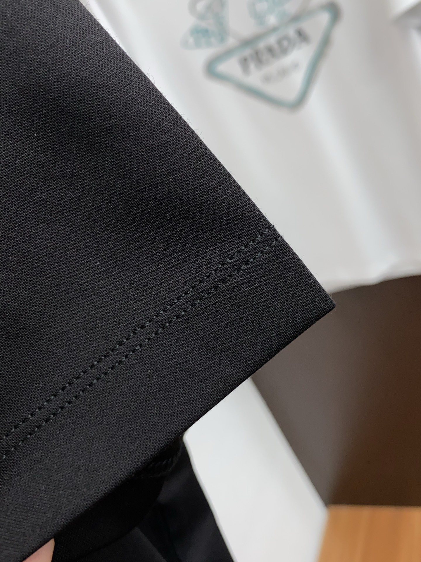 普拉达 2025春夏新款首发专柜最新款圆领短袖 高端订制 设计前卫时尚！品牌logo重工艺设计 高端定制