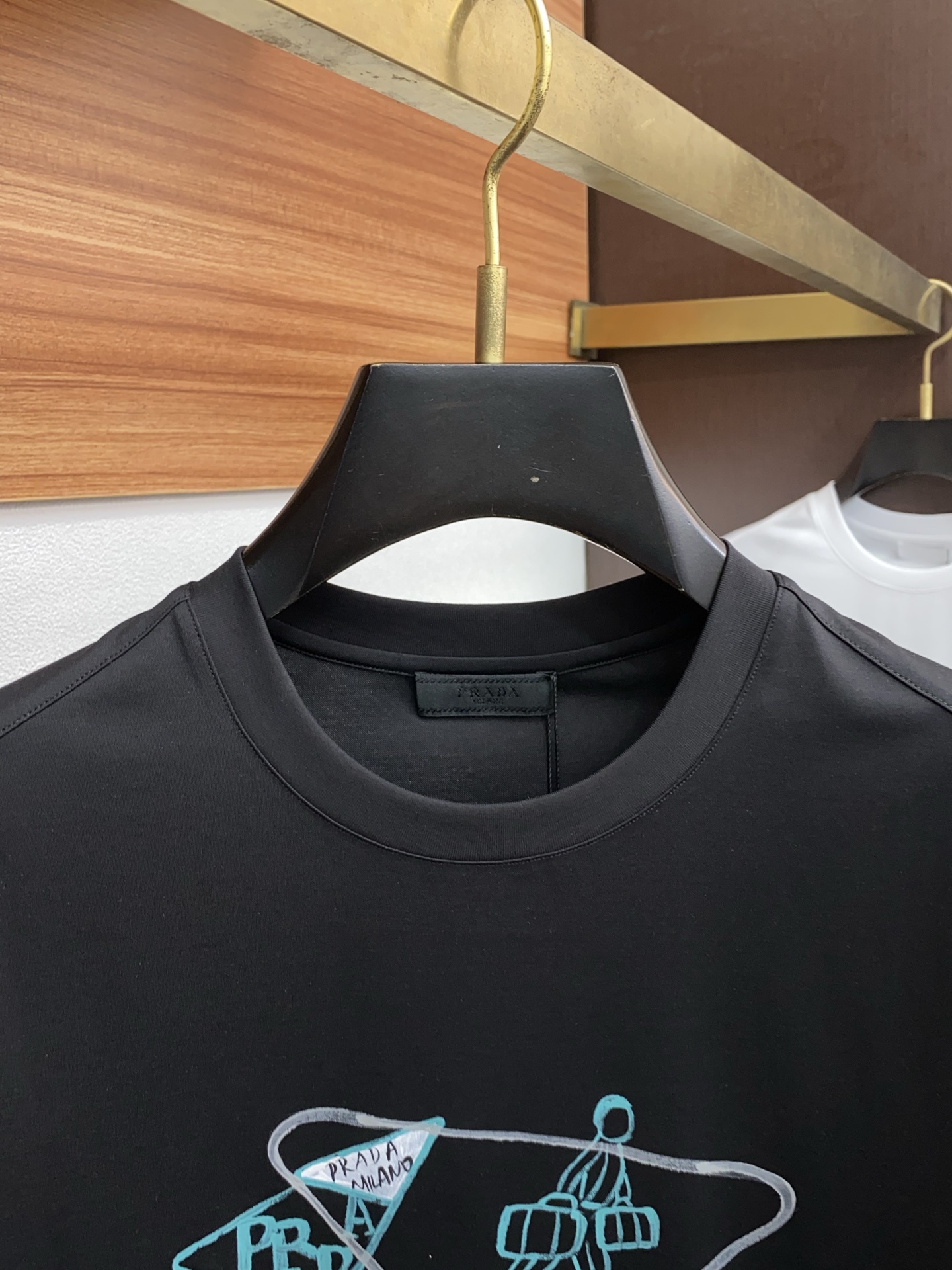 普拉达 2025春夏新款首发专柜最新款圆领短袖 高端订制 设计前卫时尚！品牌logo重工艺设计 高端定制