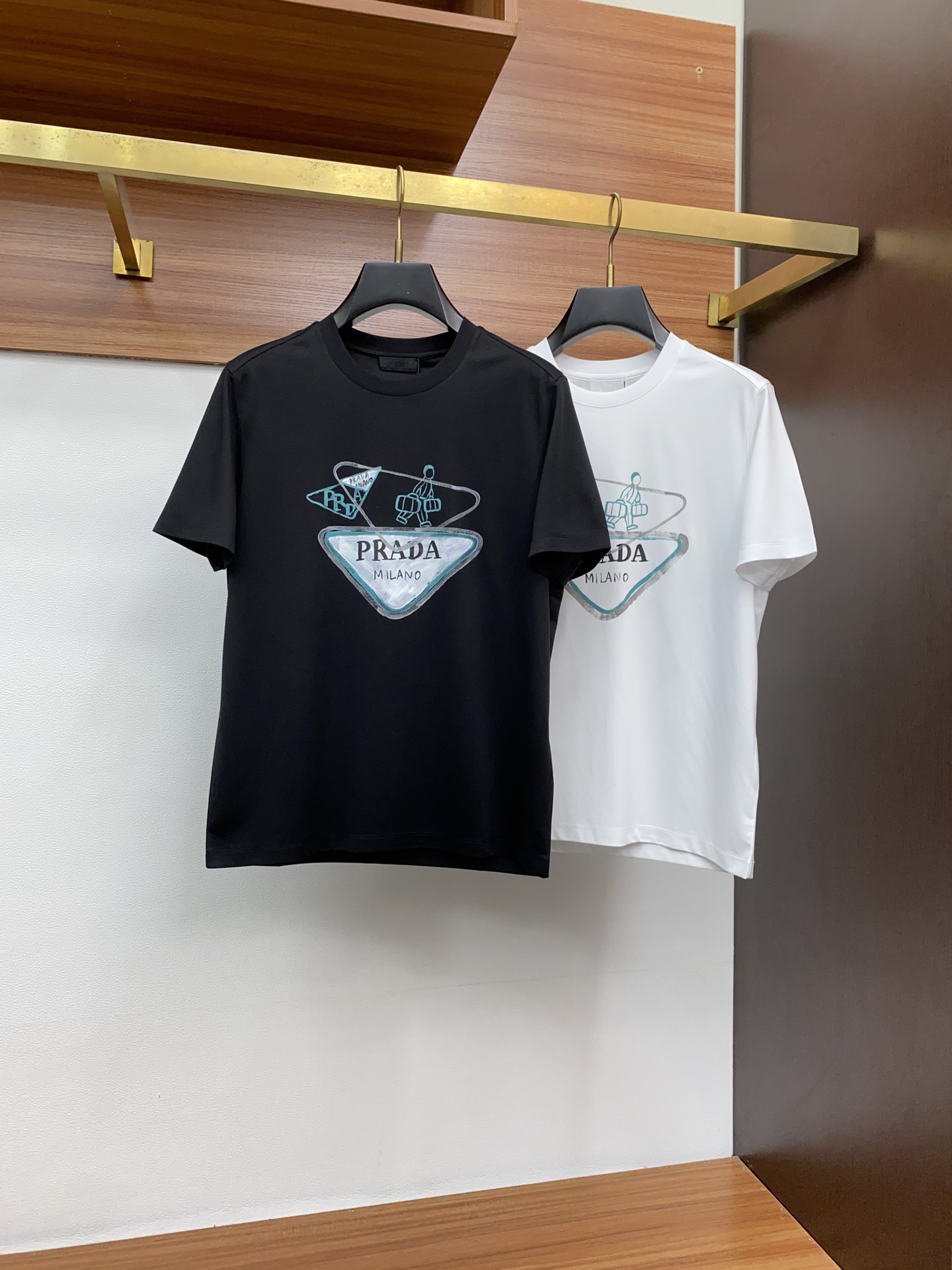 普拉达 2025春夏新款首发专柜最新款圆领短袖 高端订制 设计前卫时尚！品牌logo重工艺设计 高端定制