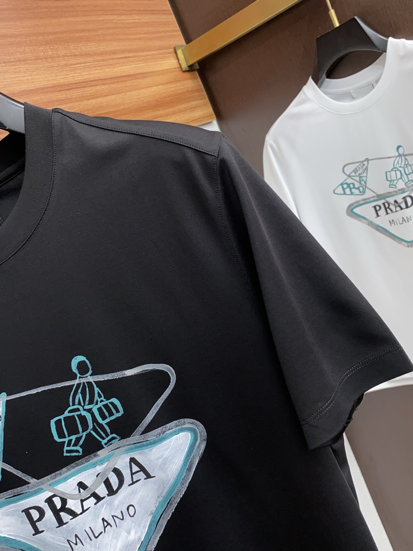 普拉达 2025春夏新款首发专柜最新款圆领短袖 高端订制 设计前卫时尚！品牌logo重工艺设计 高端定制