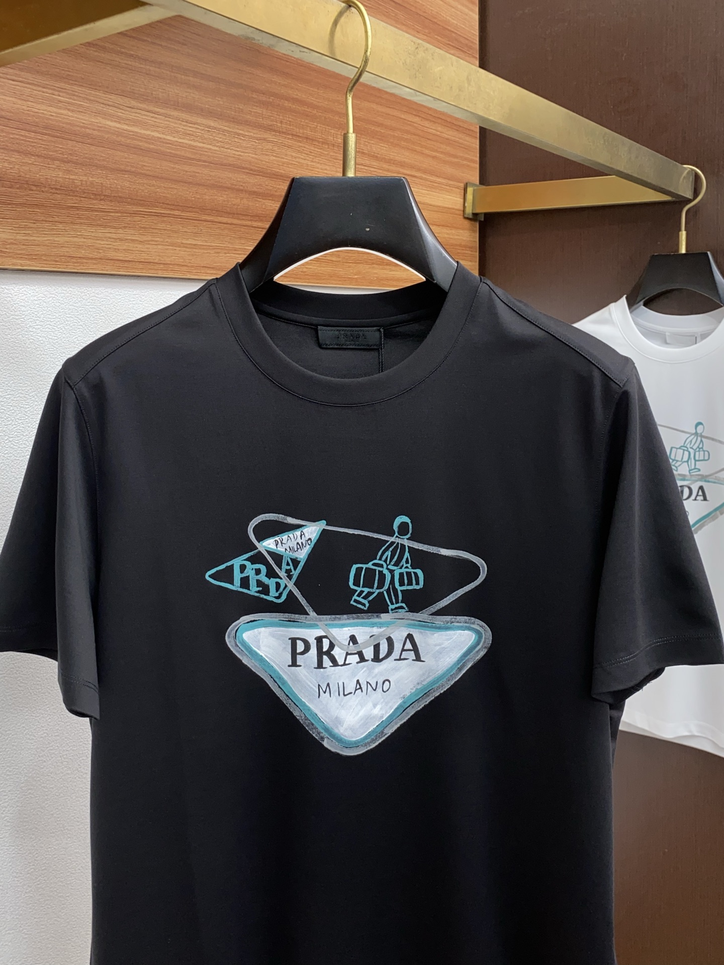 普拉达 2025春夏新款首发专柜最新款圆领短袖 高端订制 设计前卫时尚！品牌logo重工艺设计 高端定制
