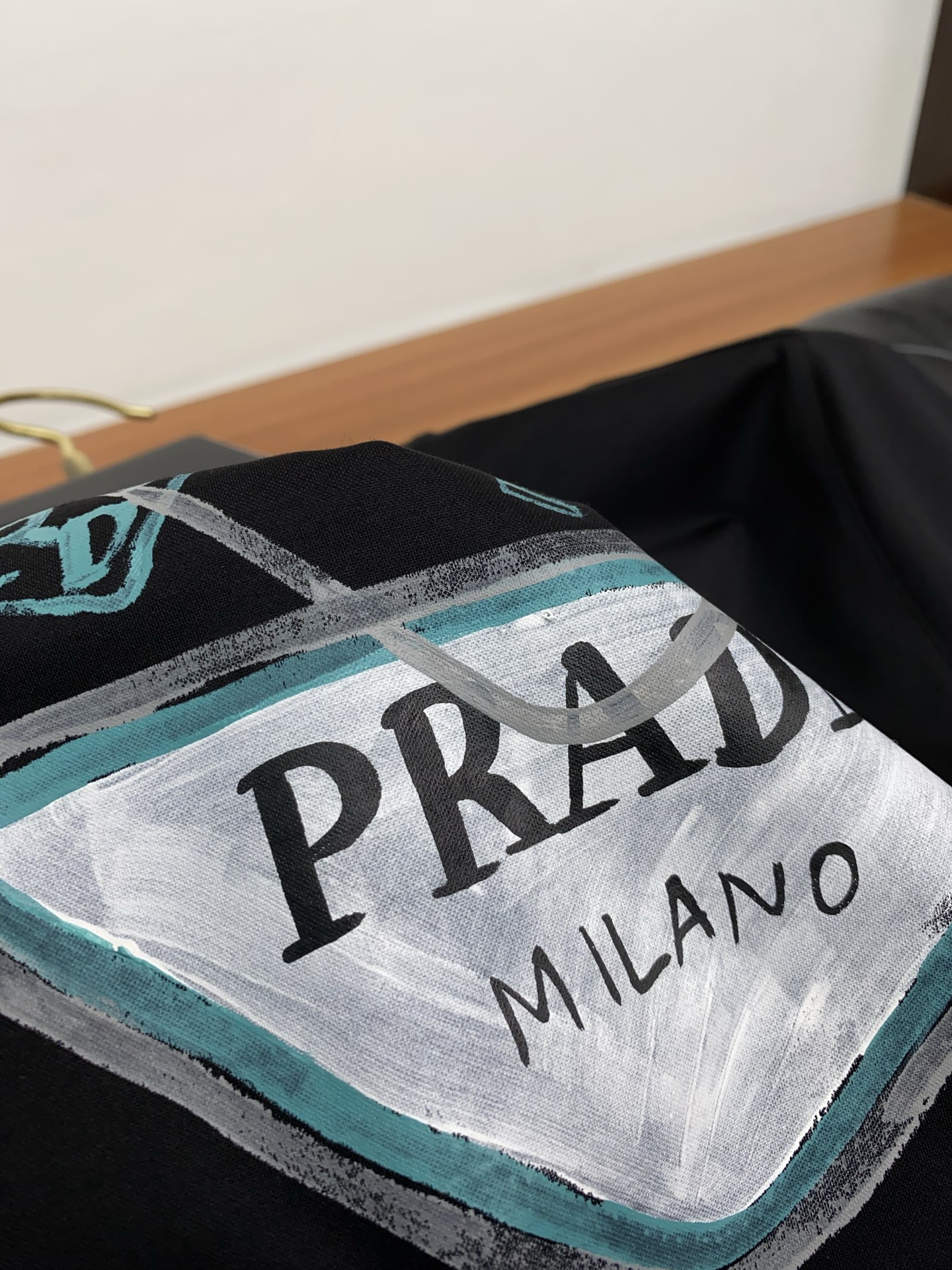 普拉达 2025春夏新款首发专柜最新款圆领短袖 高端订制 设计前卫时尚！品牌logo重工艺设计 高端定制