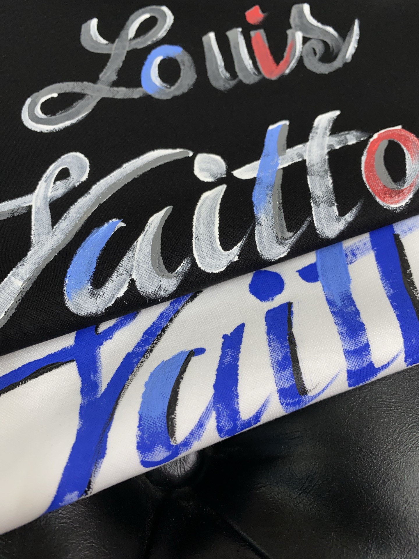  1v 路易威登 2025春夏新款首发专柜最新款圆领短袖 高端订制 设计前卫时尚！品牌logo重工艺设计