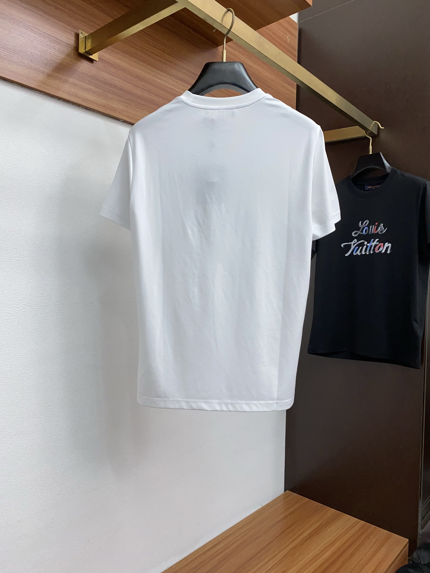  1v 路易威登 2025春夏新款首发专柜最新款圆领短袖 高端订制 设计前卫时尚！品牌logo重工艺设计