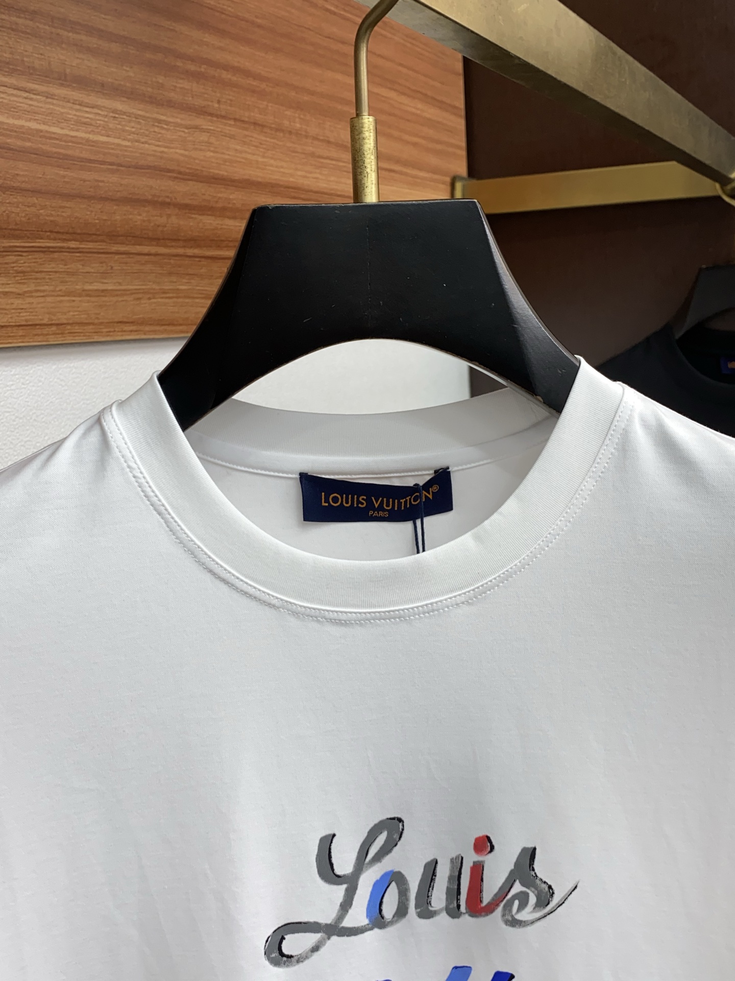  1v 路易威登 2025春夏新款首发专柜最新款圆领短袖 高端订制 设计前卫时尚！品牌logo重工艺设计