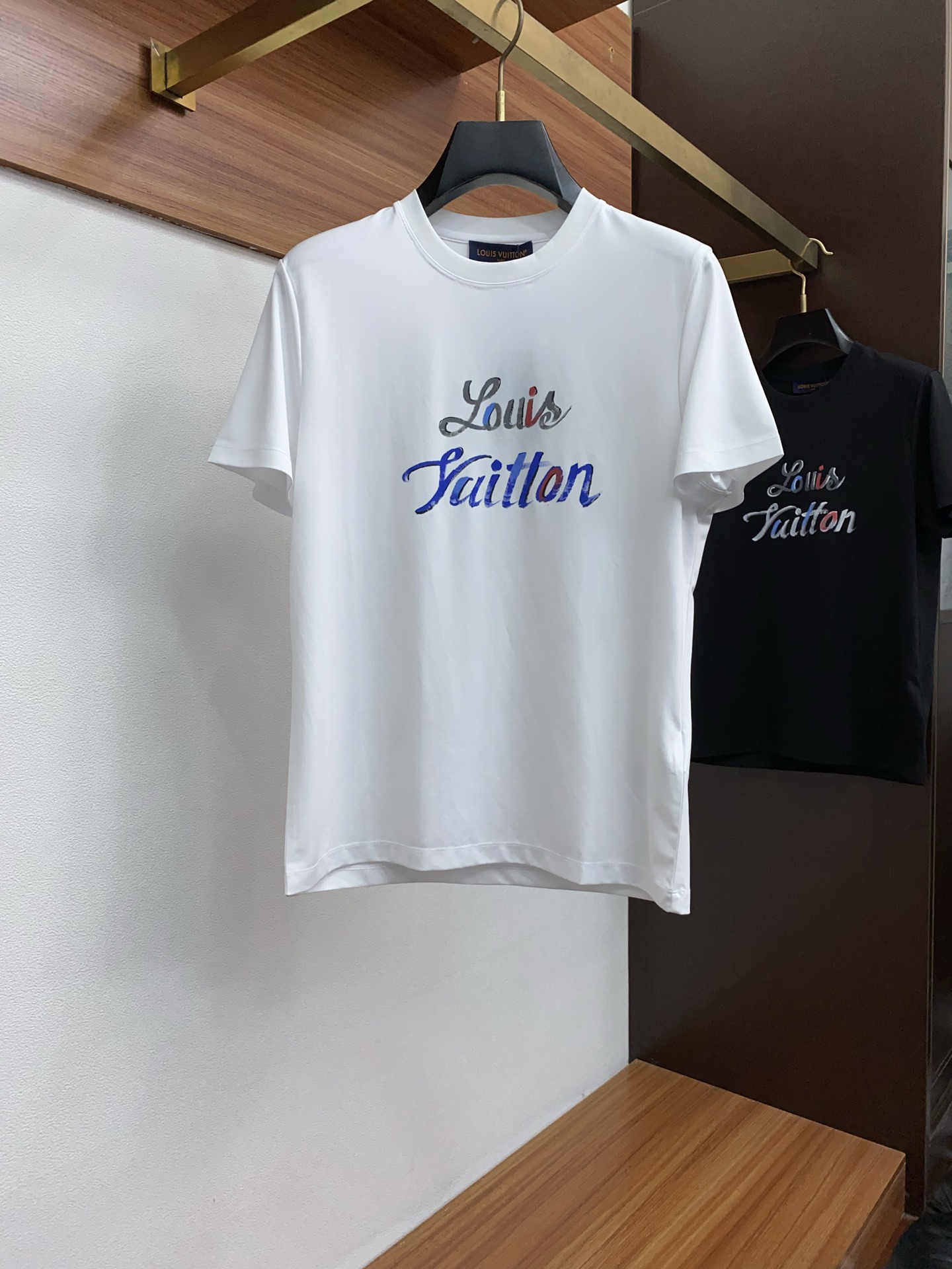  1v 路易威登 2025春夏新款首发专柜最新款圆领短袖 高端订制 设计前卫时尚！品牌logo重工艺设计