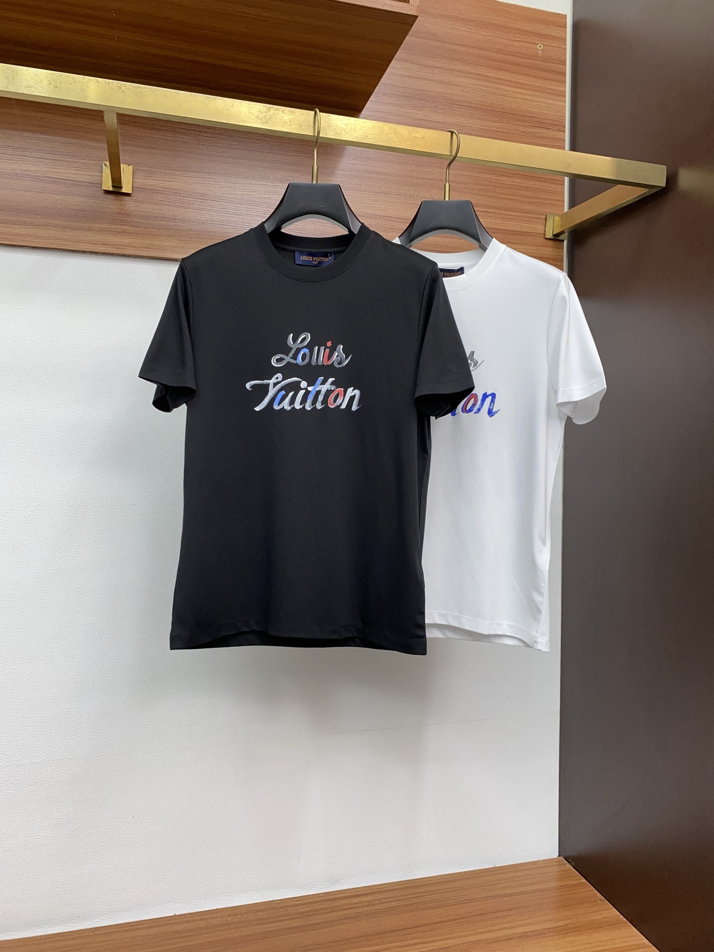  1v 路易威登 2025春夏新款首发专柜最新款圆领短袖 高端订制 设计前卫时尚！品牌logo重工艺设计