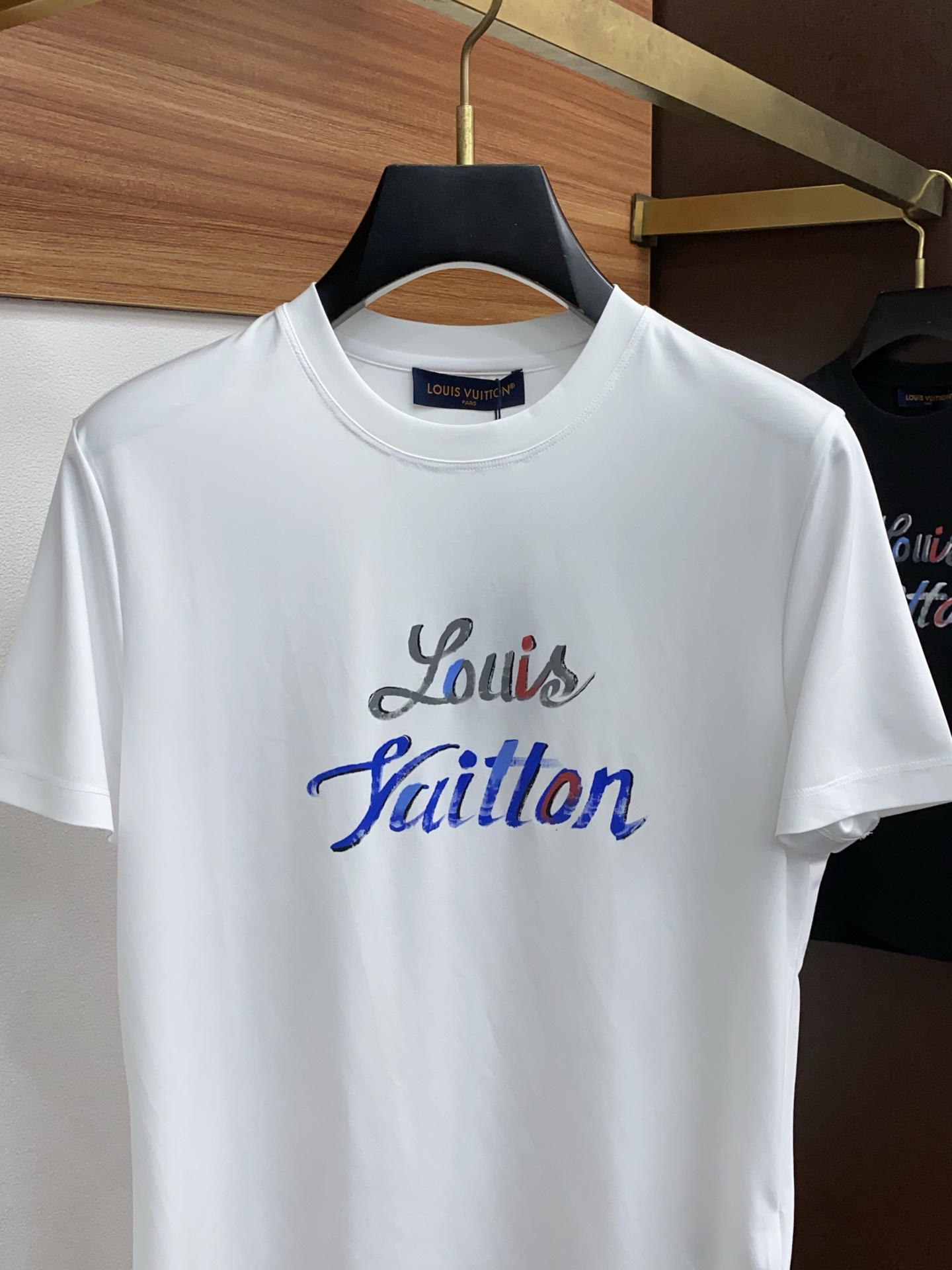  1v 路易威登 2025春夏新款首发专柜最新款圆领短袖 高端订制 设计前卫时尚！品牌logo重工艺设计