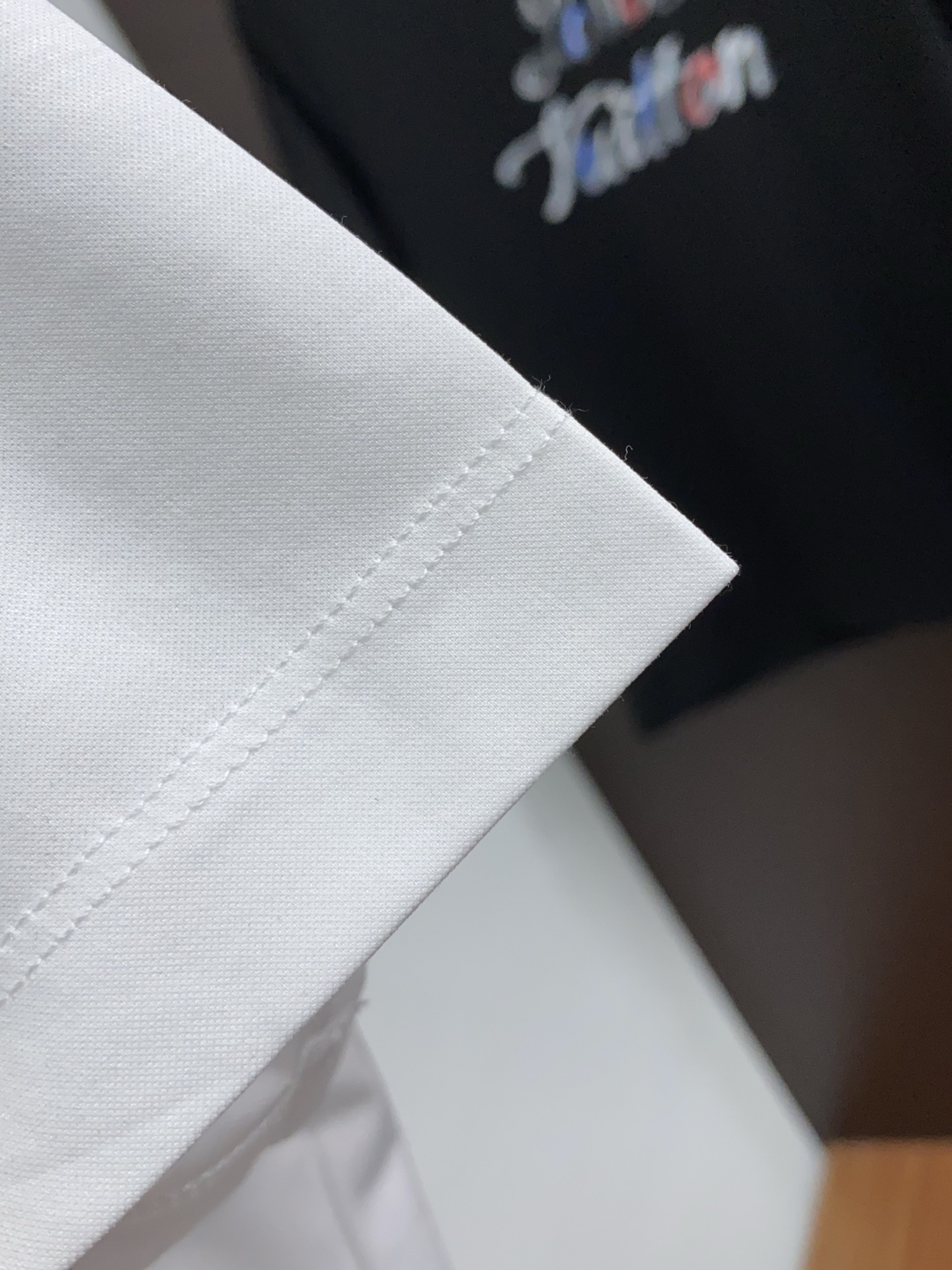  1v 路易威登 2025春夏新款首发专柜最新款圆领短袖 高端订制 设计前卫时尚！品牌logo重工艺设计