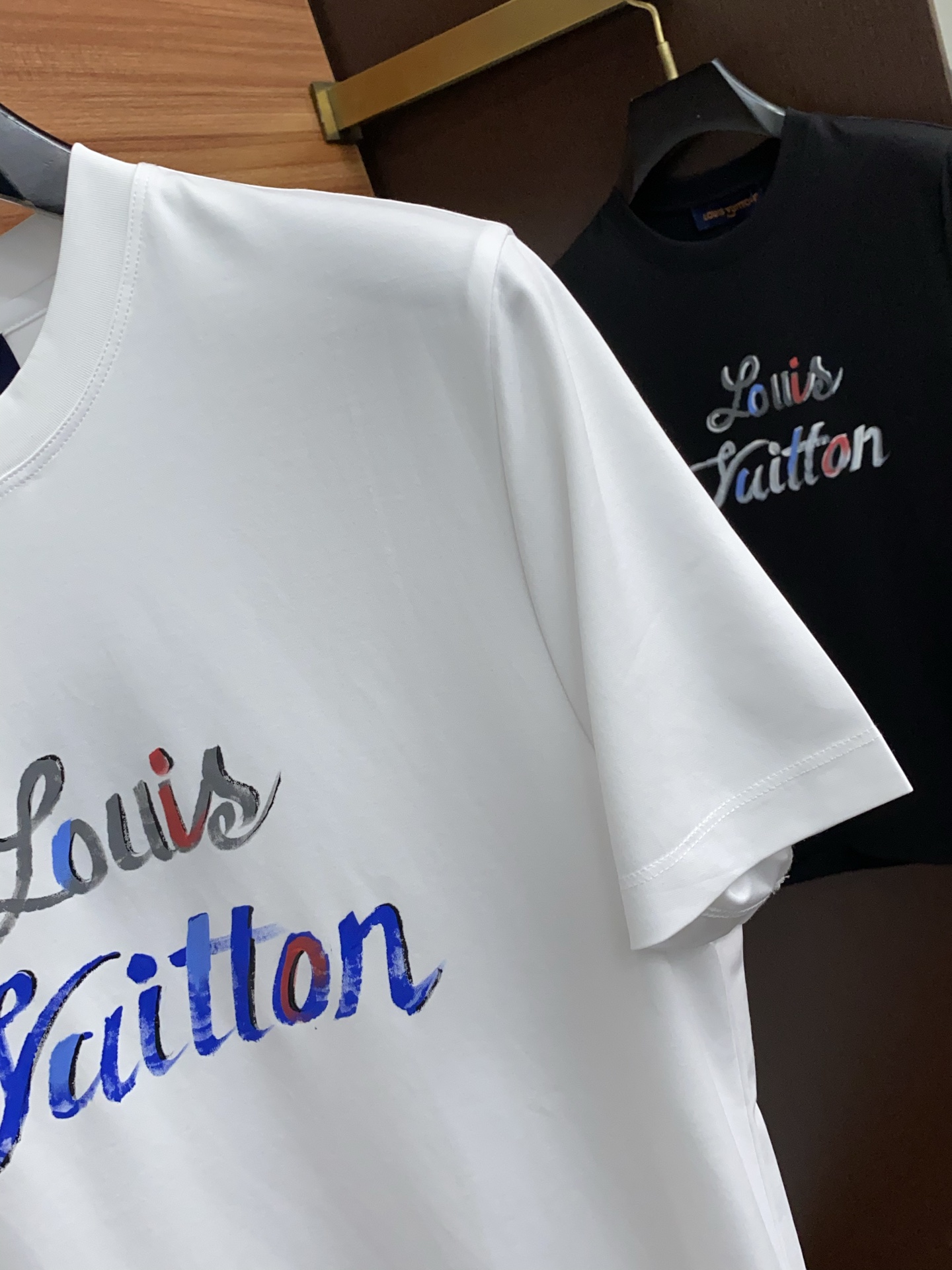  1v 路易威登 2025春夏新款首发专柜最新款圆领短袖 高端订制 设计前卫时尚！品牌logo重工艺设计