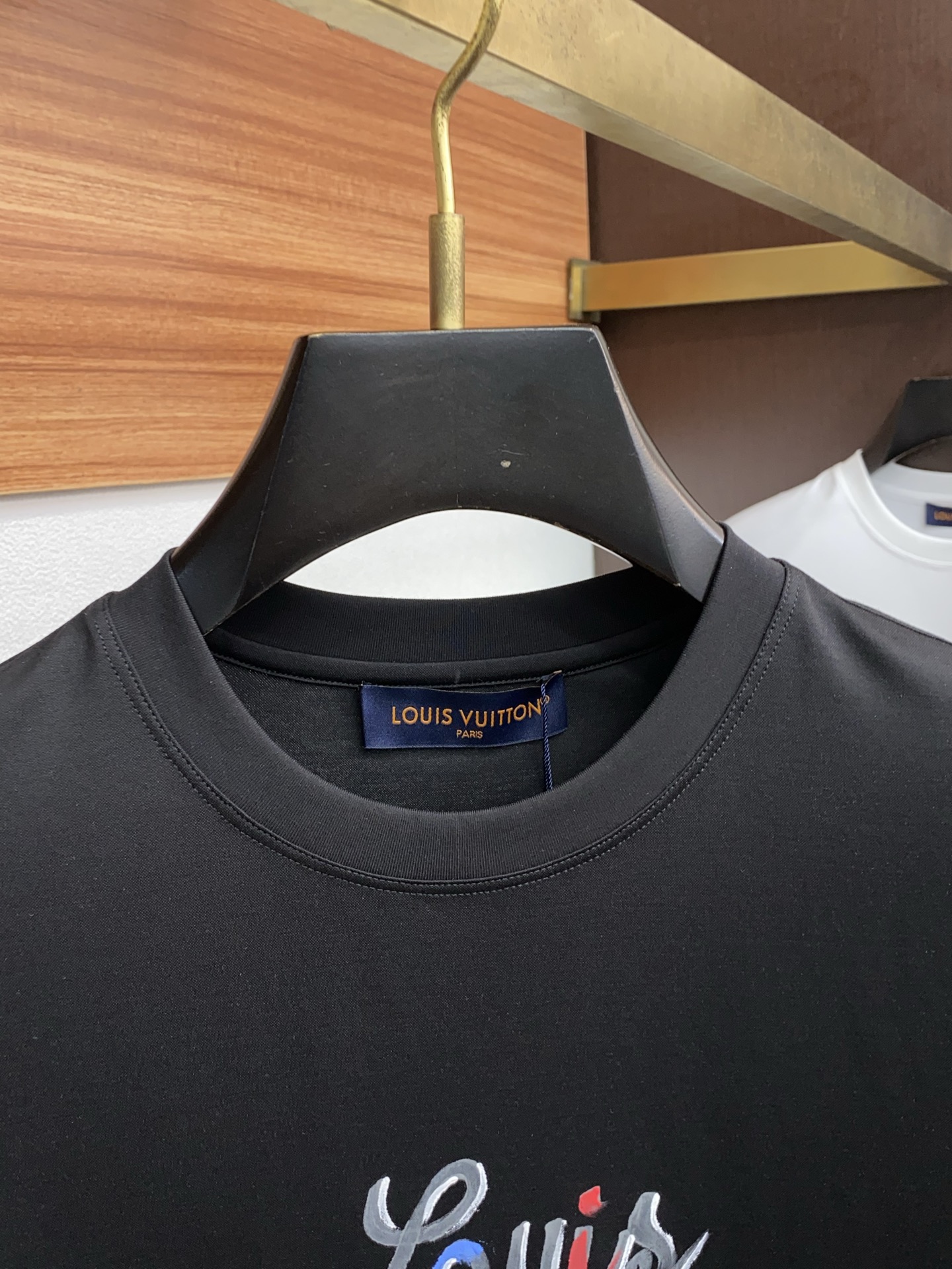  1v 路易威登 2025春夏新款首发专柜最新款圆领短袖 高端订制 设计前卫时尚！品牌logo重工艺设计