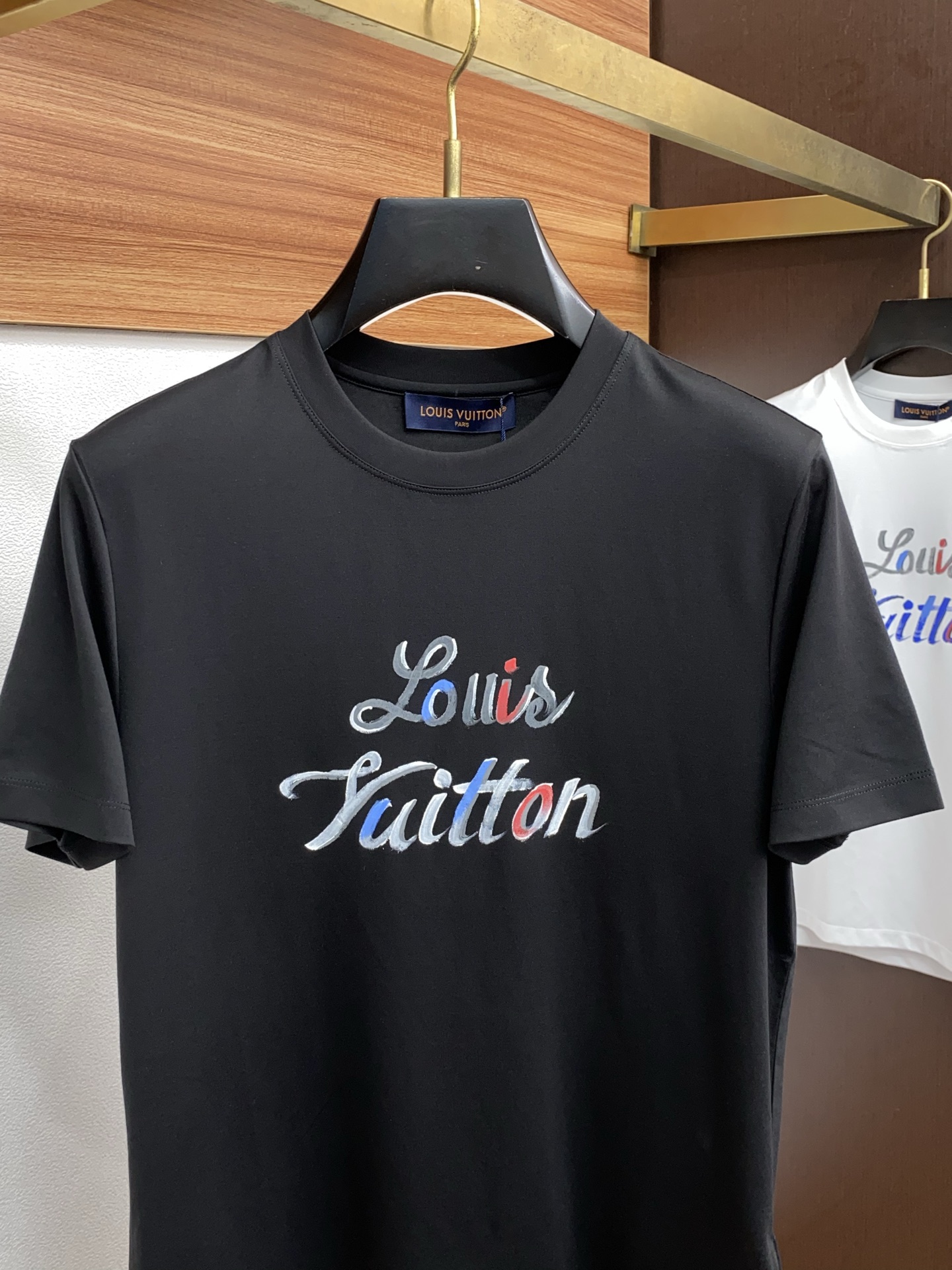  1v 路易威登 2025春夏新款首发专柜最新款圆领短袖 高端订制 设计前卫时尚！品牌logo重工艺设计