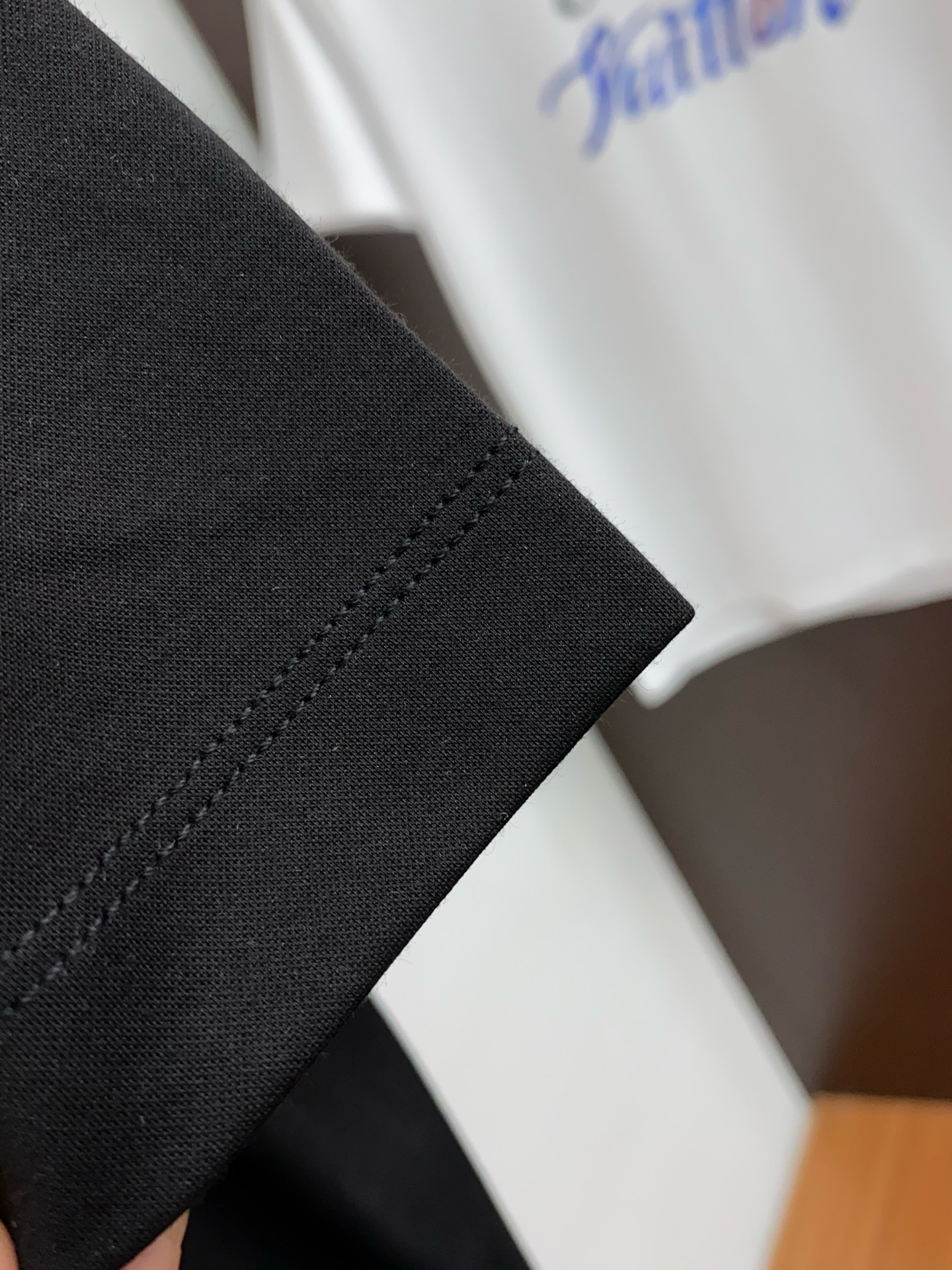  1v 路易威登 2025春夏新款首发专柜最新款圆领短袖 高端订制 设计前卫时尚！品牌logo重工艺设计