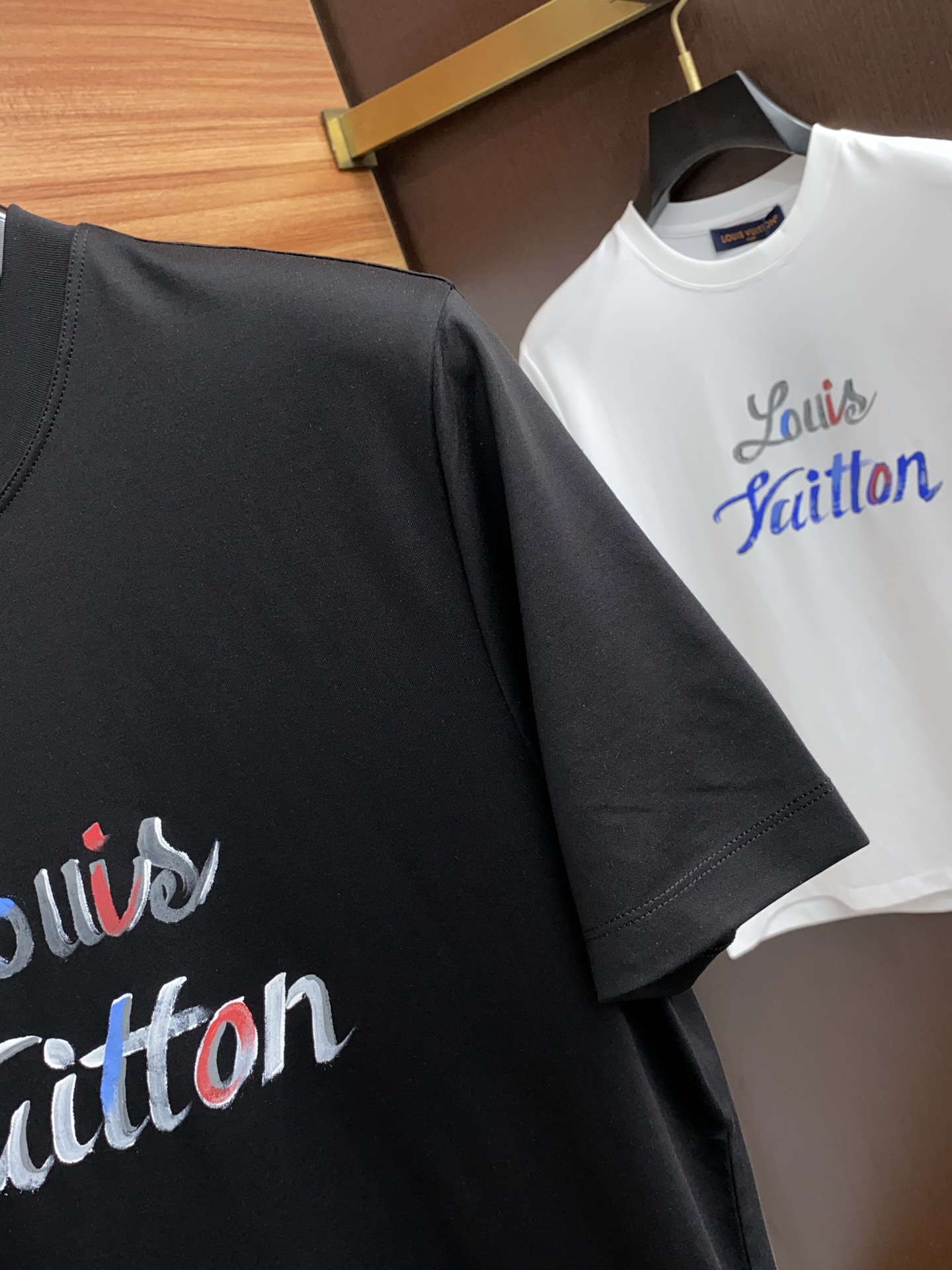  1v 路易威登 2025春夏新款首发专柜最新款圆领短袖 高端订制 设计前卫时尚！品牌logo重工艺设计