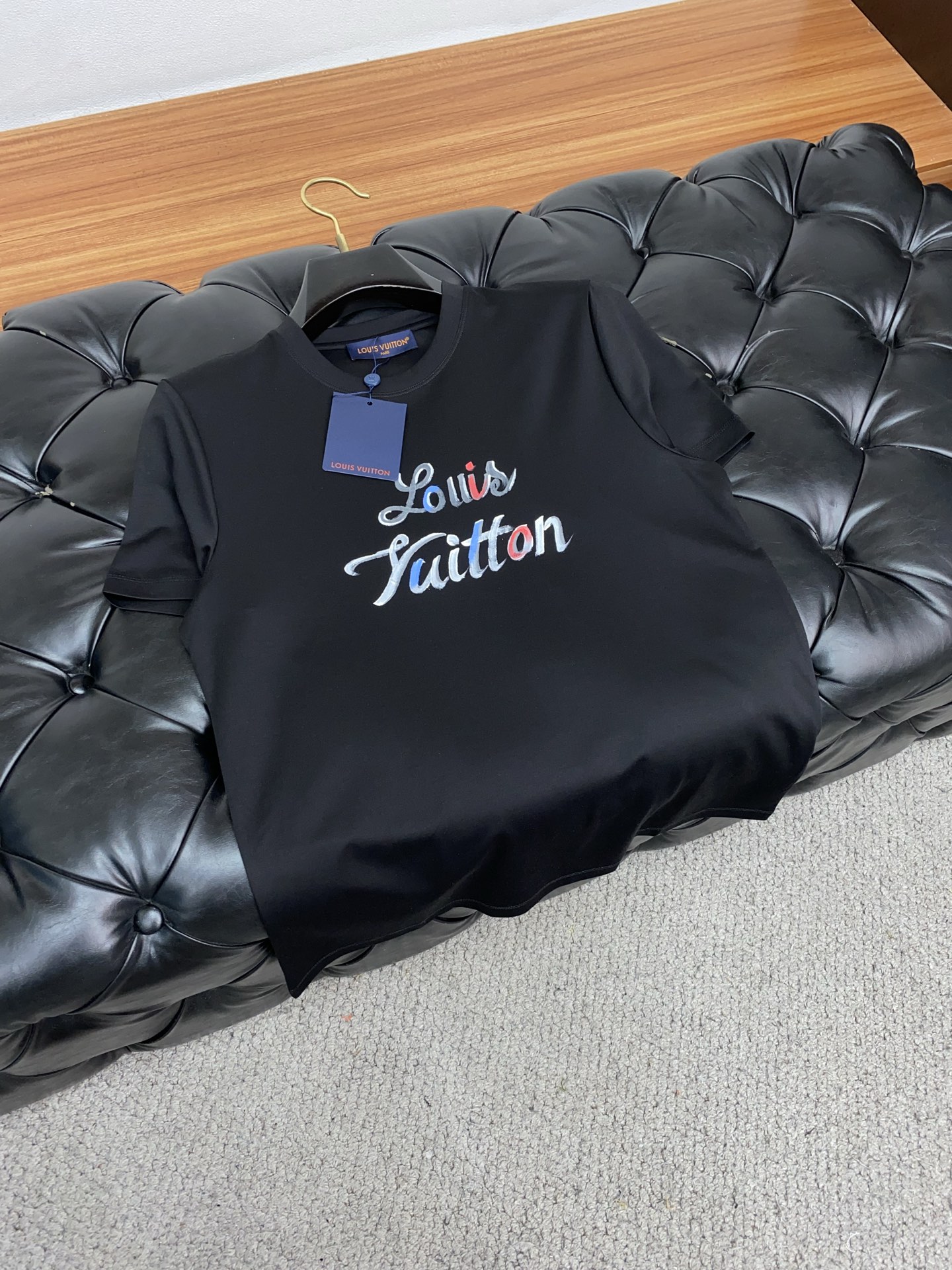  1v 路易威登 2025春夏新款首发专柜最新款圆领短袖 高端订制 设计前卫时尚！品牌logo重工艺设计